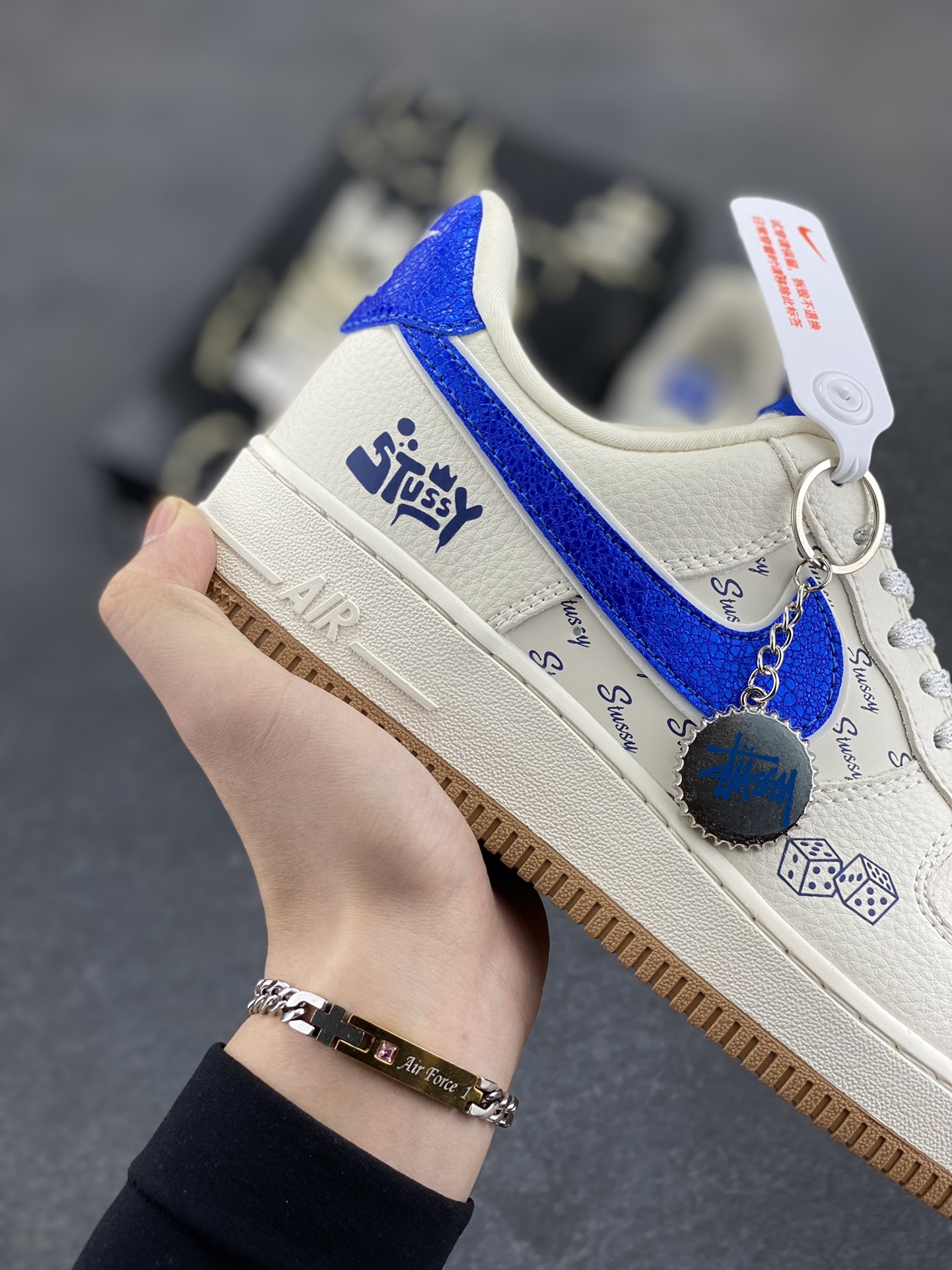 图片[6]-Nike Air Force 1 \’07 Low “斯图西联名——骰子米蓝生胶”空军一号 低帮 运动鞋 休闲鞋 折边针车 工艺难度大 原楦头原纸板 原装鞋盒 定制五金配件 内置全掌气垫 原厂鞋底 货号：KJ1688-006 尺码：36 36.5 37.5 38 38.5 39 40 40.5 41 42 42.5 43 44 44.5 45-选品中心