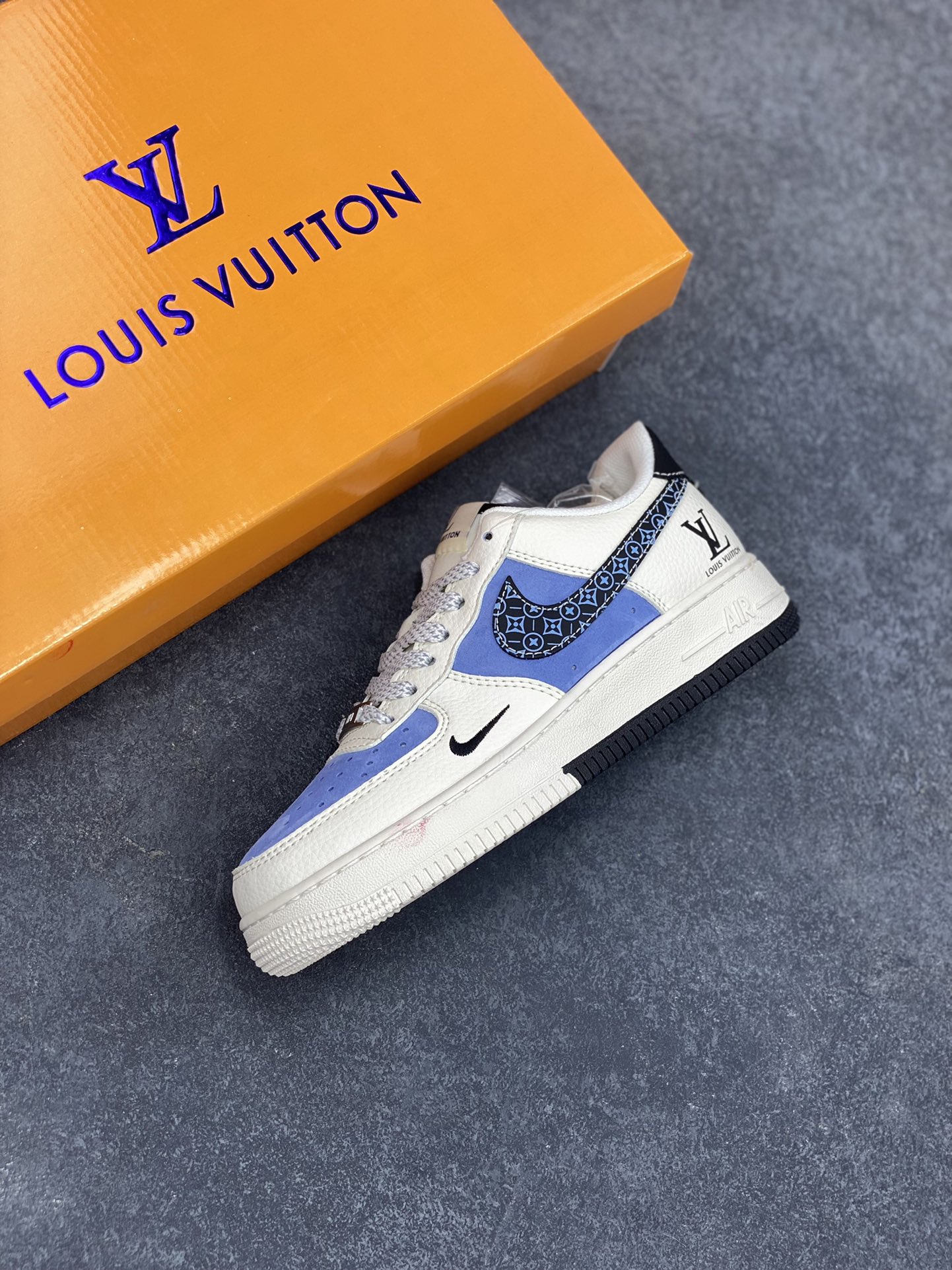 图片[7]-NIke Air Force 1 \’07 Low “LV联名——米白蓝黑”空军一号 低帮 运动鞋 休闲鞋 折边针车 工艺难度大 原楦头原纸板 原装鞋盒 定制五金配件 内置全掌气垫 原厂鞋底 货号：HS8068-049 尺码：36 36.5 37.5 38 38.5 39 40 40.5 41 42 42.5 43 44 44.5 45-选品中心