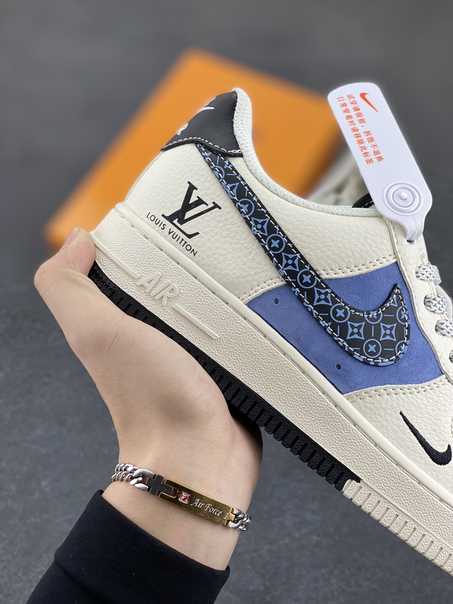 图片[6]-NIke Air Force 1 \’07 Low “LV联名——米白蓝黑”空军一号 低帮 运动鞋 休闲鞋 折边针车 工艺难度大 原楦头原纸板 原装鞋盒 定制五金配件 内置全掌气垫 原厂鞋底 货号：HS8068-049 尺码：36 36.5 37.5 38 38.5 39 40 40.5 41 42 42.5 43 44 44.5 45-选品中心