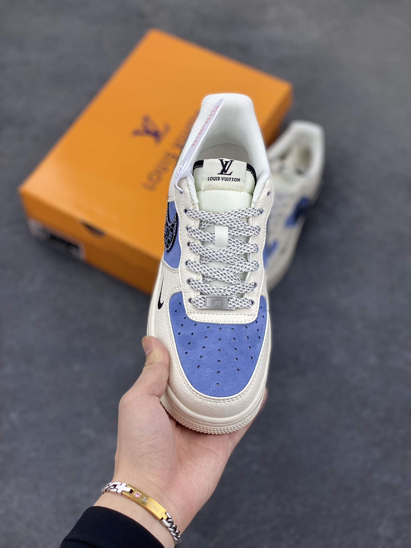 图片[2]-NIke Air Force 1 \’07 Low “LV联名——米白蓝黑”空军一号 低帮 运动鞋 休闲鞋 折边针车 工艺难度大 原楦头原纸板 原装鞋盒 定制五金配件 内置全掌气垫 原厂鞋底 货号：HS8068-049 尺码：36 36.5 37.5 38 38.5 39 40 40.5 41 42 42.5 43 44 44.5 45-选品中心