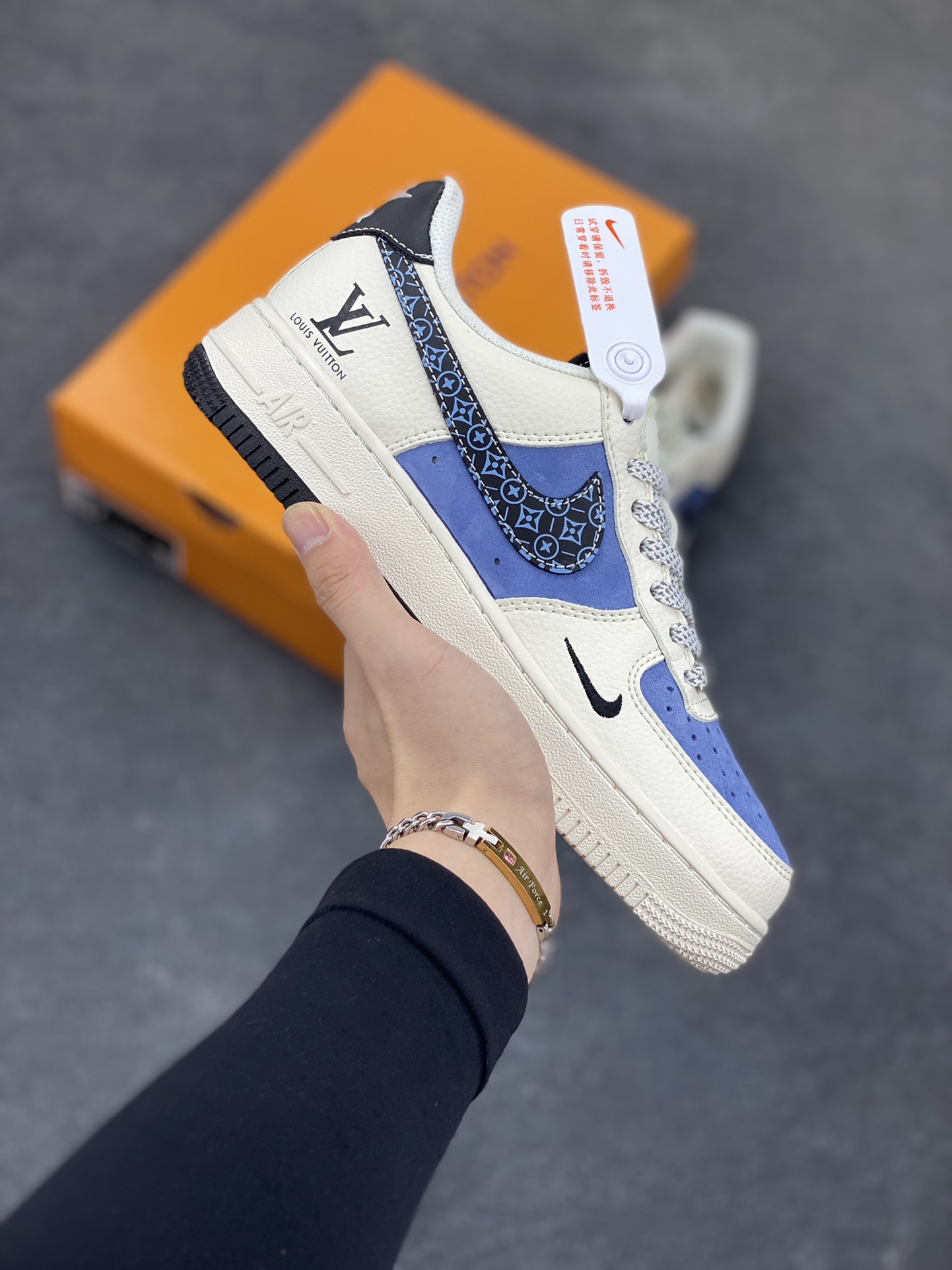 NIke Air Force 1 \’07 Low “LV联名——米白蓝黑”空军一号 低帮 运动鞋 休闲鞋 折边针车 工艺难度大 原楦头原纸板 原装鞋盒 定制五金配件 内置全掌气垫 原厂鞋底 货号:HS8068-049 尺码:36 36.5 37.5 38 38.5 39 40 40.5 41 42 42.5 43 44 44.5 45-选品中心