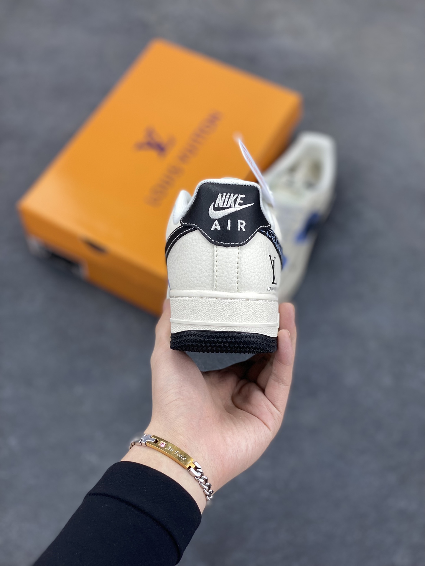 图片[4]-NIke Air Force 1 \’07 Low “LV联名——米白蓝黑”空军一号 低帮 运动鞋 休闲鞋 折边针车 工艺难度大 原楦头原纸板 原装鞋盒 定制五金配件 内置全掌气垫 原厂鞋底 货号：HS8068-049 尺码：36 36.5 37.5 38 38.5 39 40 40.5 41 42 42.5 43 44 44.5 45-选品中心