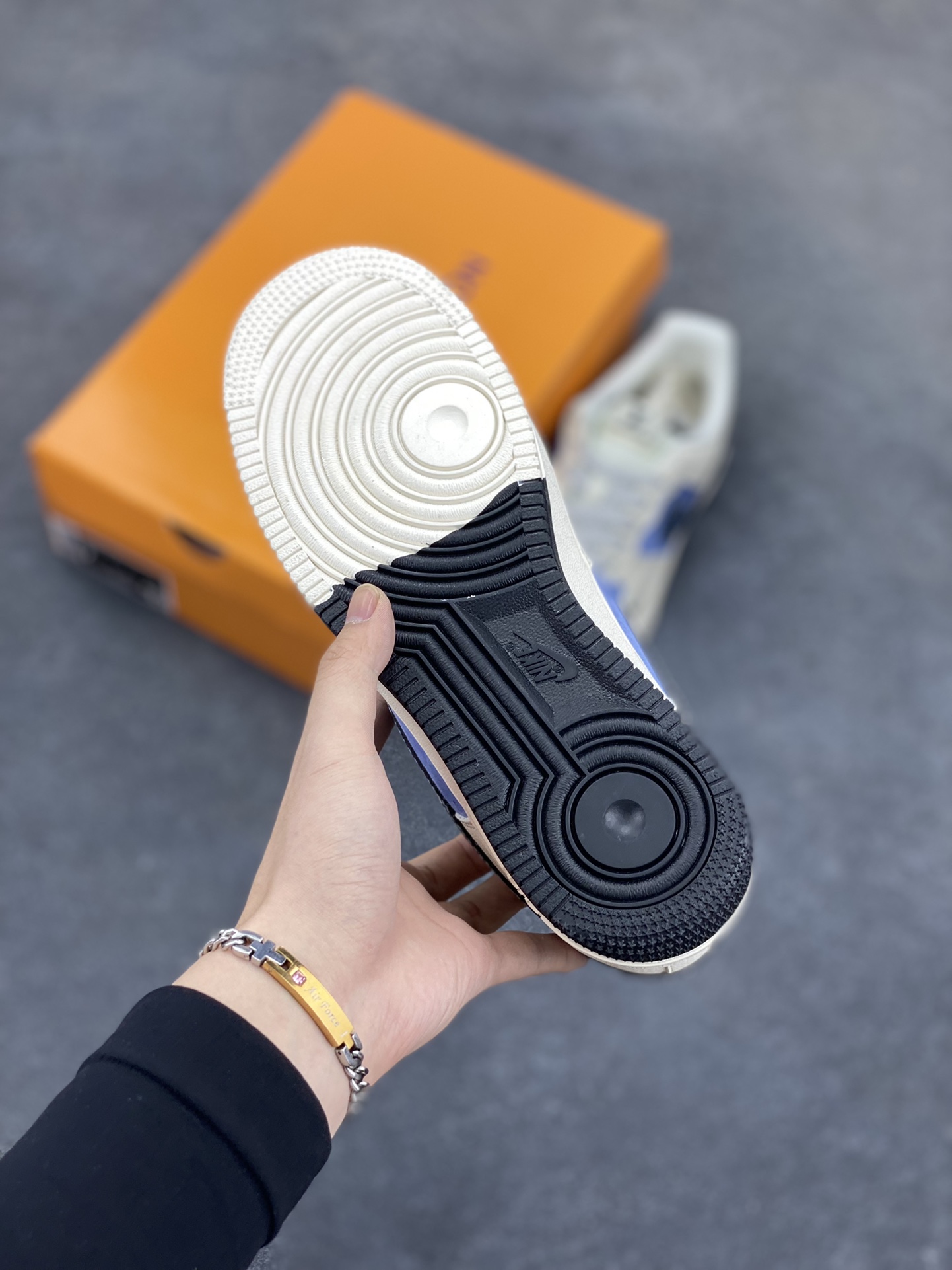 图片[5]-NIke Air Force 1 \’07 Low “LV联名——米白蓝黑”空军一号 低帮 运动鞋 休闲鞋 折边针车 工艺难度大 原楦头原纸板 原装鞋盒 定制五金配件 内置全掌气垫 原厂鞋底 货号：HS8068-049 尺码：36 36.5 37.5 38 38.5 39 40 40.5 41 42 42.5 43 44 44.5 45-选品中心