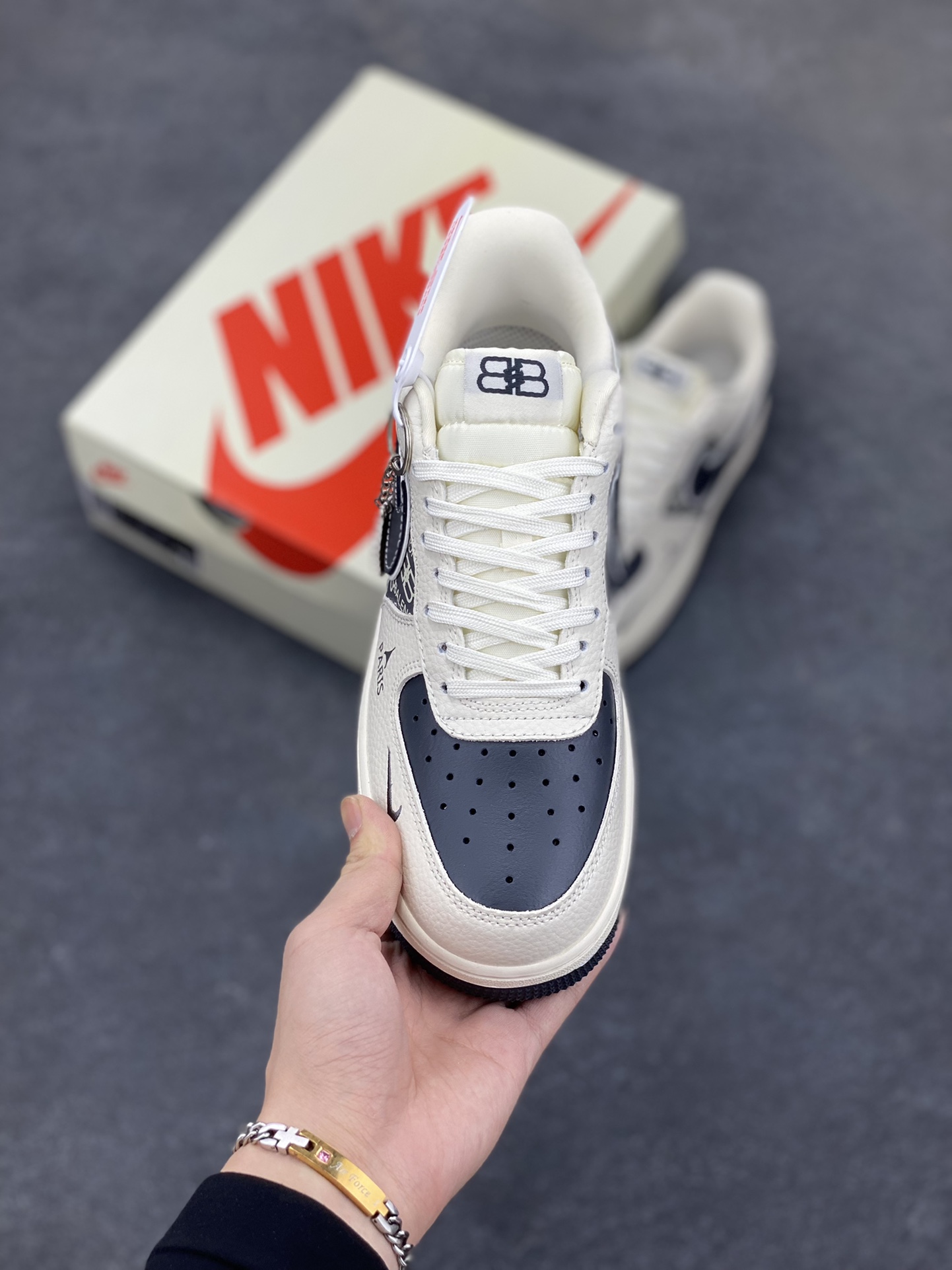 图片[2]-NIke Air Force 1 \’07 Low “巴黎世家联名——米黑涂鸦”空军一号 低帮 运动鞋 休闲鞋 折边针车 工艺难度大 原楦头原纸板 原装鞋盒 定制五金配件 内置全掌气垫 原厂鞋底 货号：XL1978-103 尺码：36 36.5 37.5 38 38.5 39 40 40.5 41 42 42.5 43 44 44.5 45-选品中心