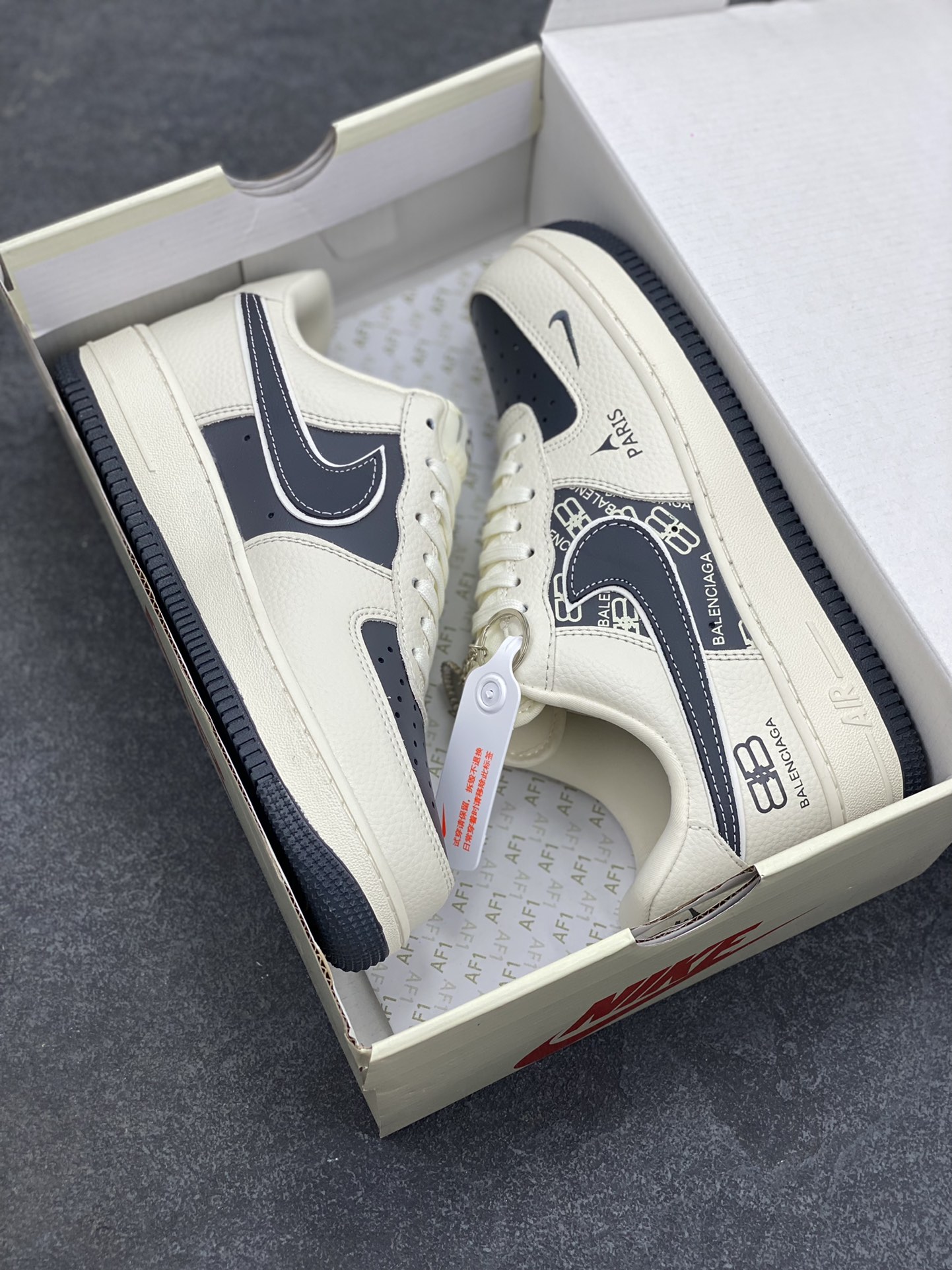 图片[9]-NIke Air Force 1 \’07 Low “巴黎世家联名——米黑涂鸦”空军一号 低帮 运动鞋 休闲鞋 折边针车 工艺难度大 原楦头原纸板 原装鞋盒 定制五金配件 内置全掌气垫 原厂鞋底 货号：XL1978-103 尺码：36 36.5 37.5 38 38.5 39 40 40.5 41 42 42.5 43 44 44.5 45-选品中心