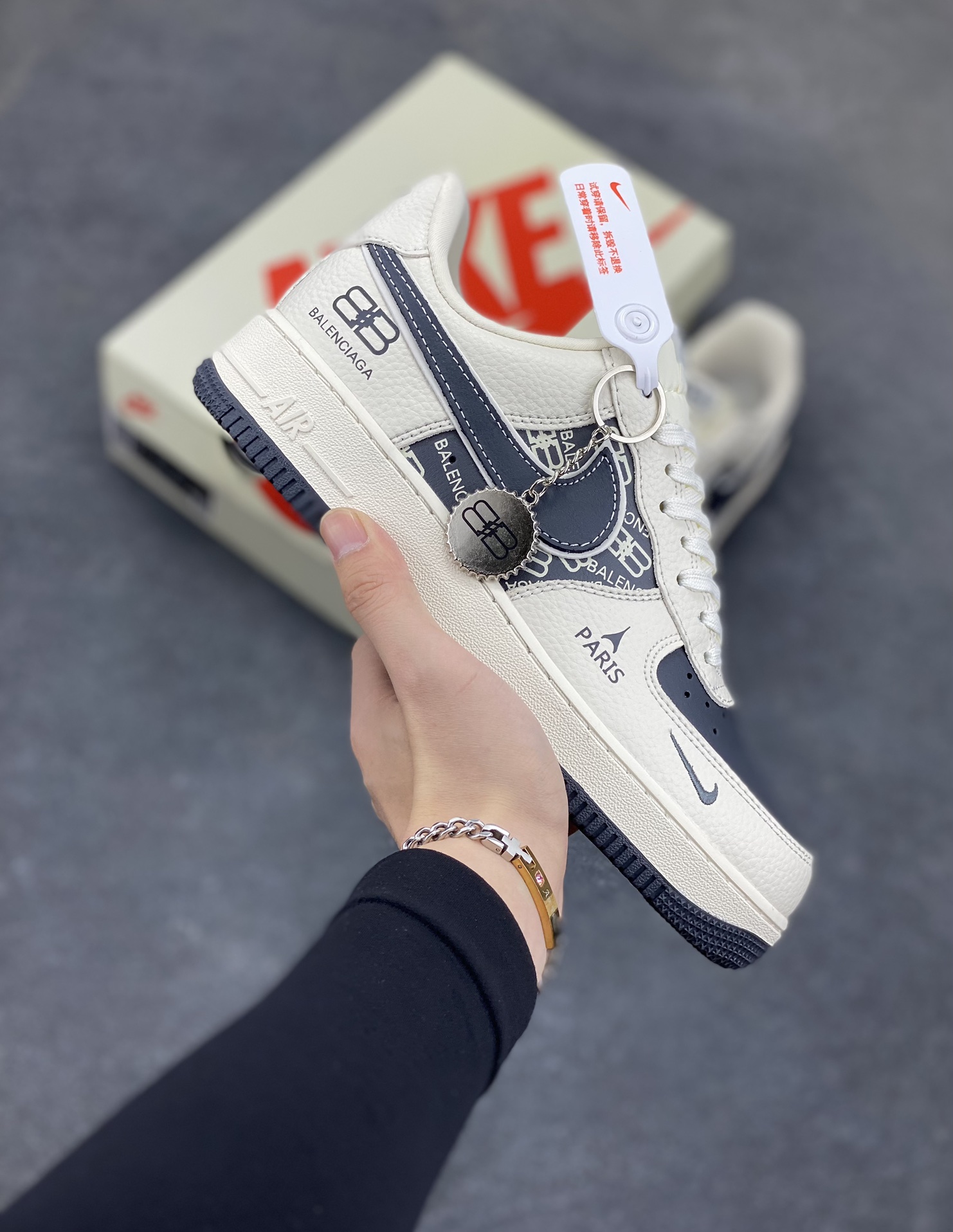 NIke Air Force 1 \’07 Low “巴黎世家联名——米黑涂鸦”空军一号 低帮 运动鞋 休闲鞋 折边针车 工艺难度大 原楦头原纸板 原装鞋盒 定制五金配件 内置全掌气垫 原厂鞋底 货号:XL1978-103 尺码:36 36.5 37.5 38 38.5 39 40 40.5 41 42 42.5 43 44 44.5 45-选品中心