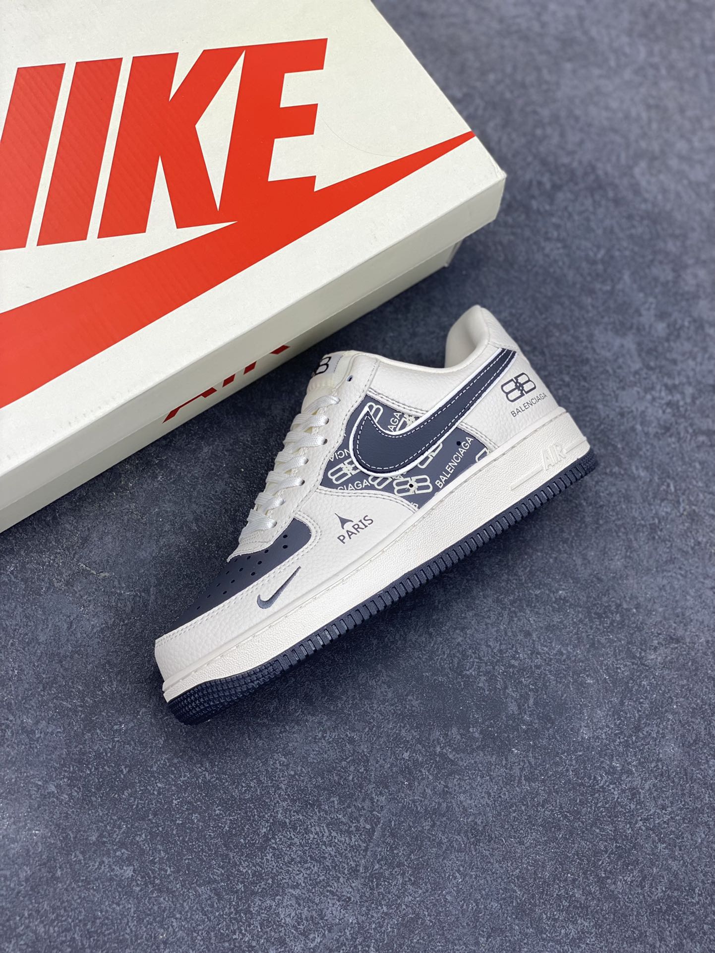 图片[7]-NIke Air Force 1 \’07 Low “巴黎世家联名——米黑涂鸦”空军一号 低帮 运动鞋 休闲鞋 折边针车 工艺难度大 原楦头原纸板 原装鞋盒 定制五金配件 内置全掌气垫 原厂鞋底 货号：XL1978-103 尺码：36 36.5 37.5 38 38.5 39 40 40.5 41 42 42.5 43 44 44.5 45-选品中心