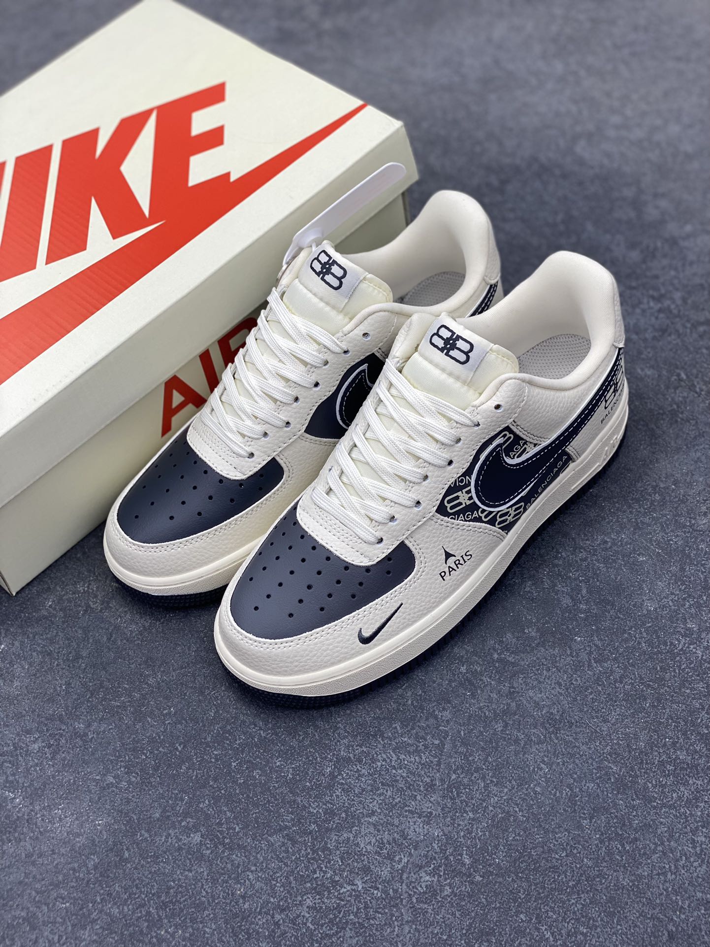 图片[8]-NIke Air Force 1 \’07 Low “巴黎世家联名——米黑涂鸦”空军一号 低帮 运动鞋 休闲鞋 折边针车 工艺难度大 原楦头原纸板 原装鞋盒 定制五金配件 内置全掌气垫 原厂鞋底 货号：XL1978-103 尺码：36 36.5 37.5 38 38.5 39 40 40.5 41 42 42.5 43 44 44.5 45-选品中心