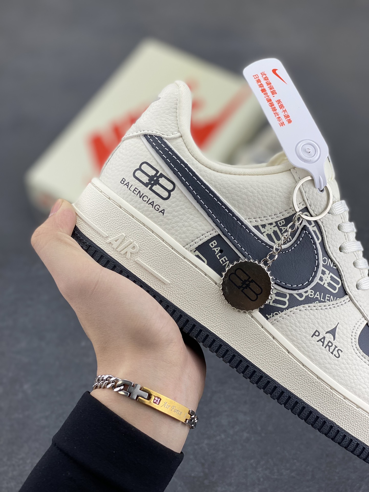 图片[6]-NIke Air Force 1 \’07 Low “巴黎世家联名——米黑涂鸦”空军一号 低帮 运动鞋 休闲鞋 折边针车 工艺难度大 原楦头原纸板 原装鞋盒 定制五金配件 内置全掌气垫 原厂鞋底 货号：XL1978-103 尺码：36 36.5 37.5 38 38.5 39 40 40.5 41 42 42.5 43 44 44.5 45-选品中心