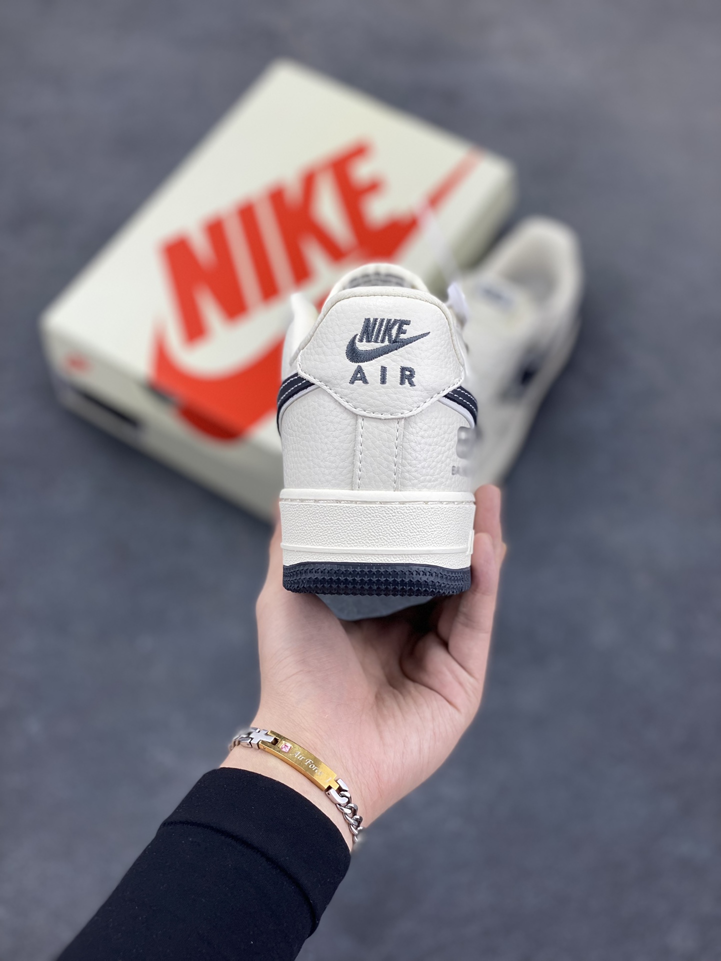 图片[4]-NIke Air Force 1 \’07 Low “巴黎世家联名——米黑涂鸦”空军一号 低帮 运动鞋 休闲鞋 折边针车 工艺难度大 原楦头原纸板 原装鞋盒 定制五金配件 内置全掌气垫 原厂鞋底 货号：XL1978-103 尺码：36 36.5 37.5 38 38.5 39 40 40.5 41 42 42.5 43 44 44.5 45-选品中心