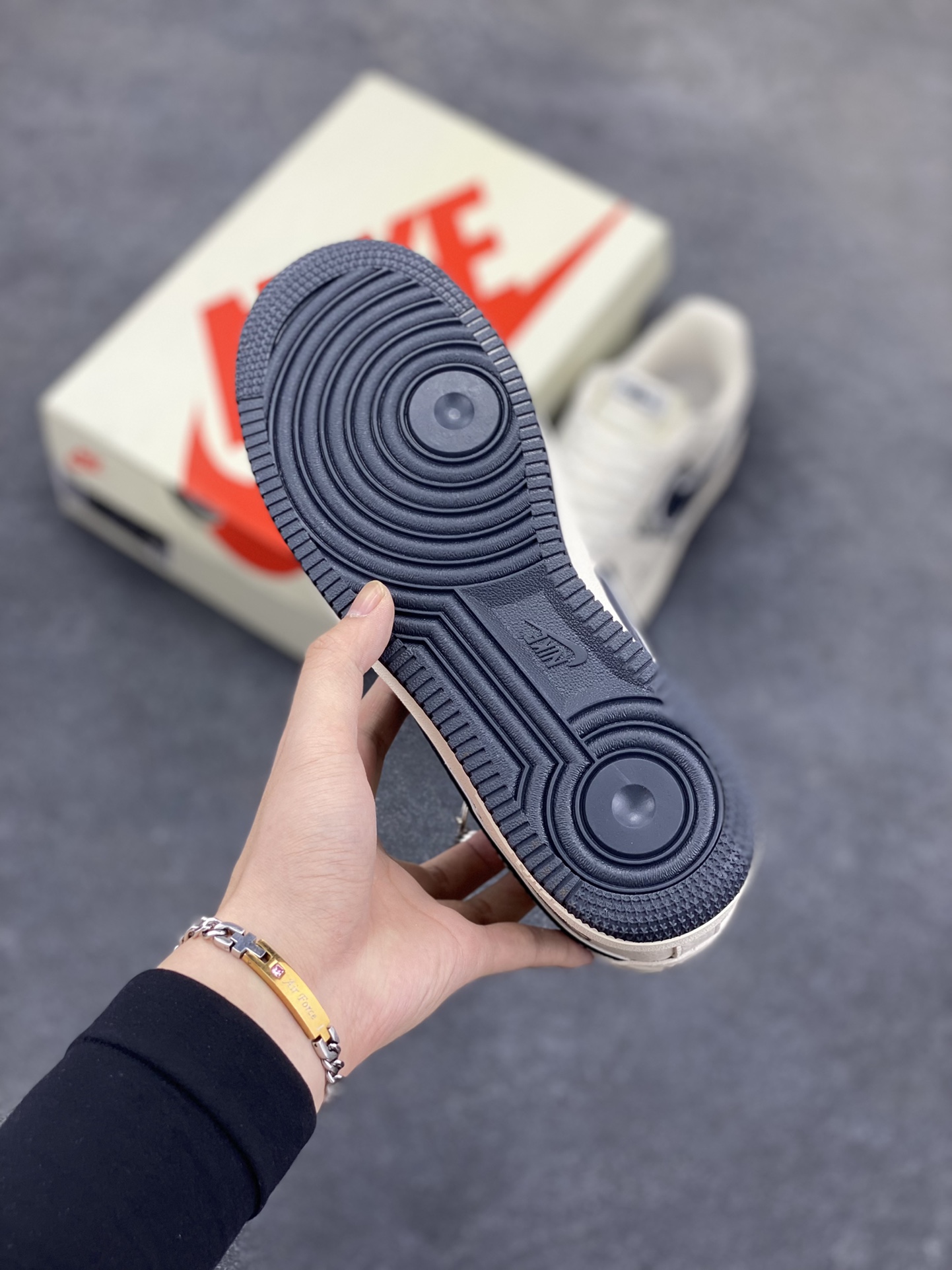 图片[5]-NIke Air Force 1 \’07 Low “巴黎世家联名——米黑涂鸦”空军一号 低帮 运动鞋 休闲鞋 折边针车 工艺难度大 原楦头原纸板 原装鞋盒 定制五金配件 内置全掌气垫 原厂鞋底 货号：XL1978-103 尺码：36 36.5 37.5 38 38.5 39 40 40.5 41 42 42.5 43 44 44.5 45-选品中心