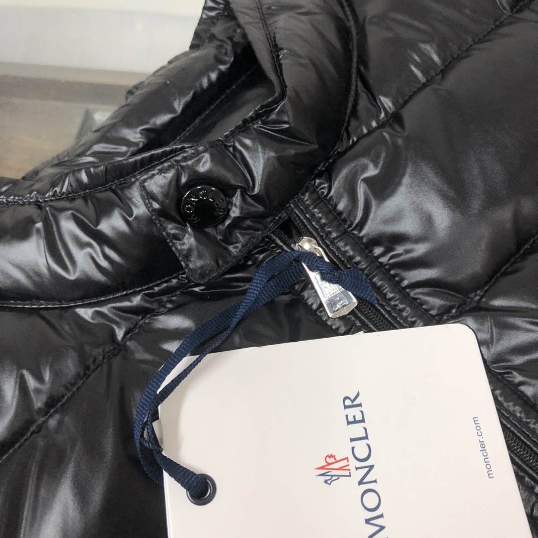 MON*CLER 蒙口立领轻薄羽绒服!专柜同步发售,强烈推荐自留款!客供高密度防钻绒尼龙面料,采用Lon