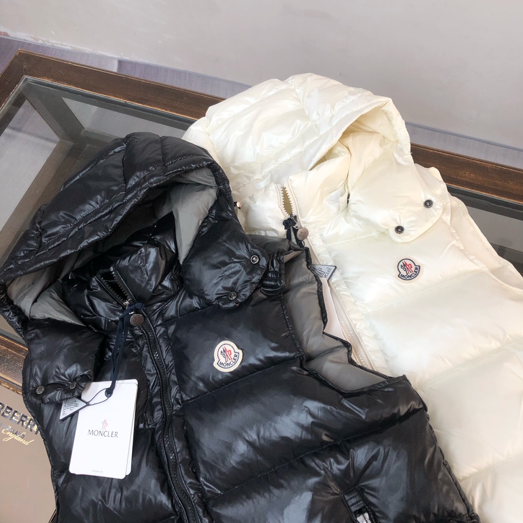 【MONCLER 蒙口 情侣款高版本经典连帽羽绒马甲背心】超人气爆款单品，个性街头朋克风格打造，情侣款高