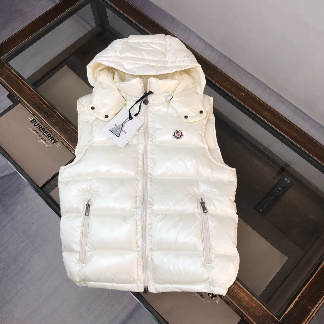 【MONCLER 蒙口 情侣款高版本经典连帽羽绒马甲背心】超人气爆款单品，个性街头朋克风格打造，情侣款高