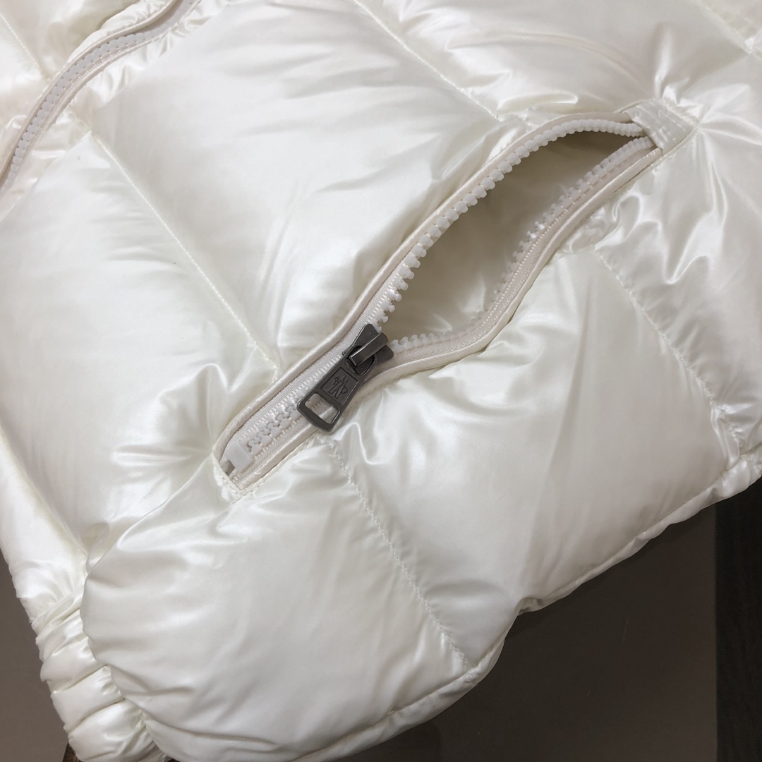 【MONCLER 蒙口 情侣款高版本经典连帽羽绒马甲背心】超人气爆款单品，个性街头朋克风格打造，情侣款高