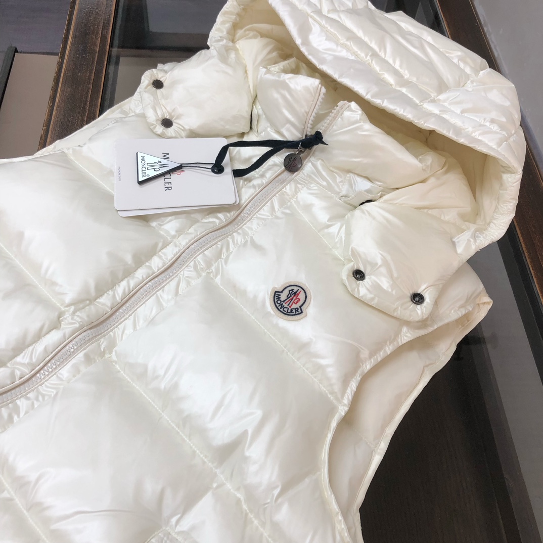 【MONCLER 蒙口 情侣款高版本经典连帽羽绒马甲背心】超人气爆款单品，个性街头朋克风格打造，情侣款高