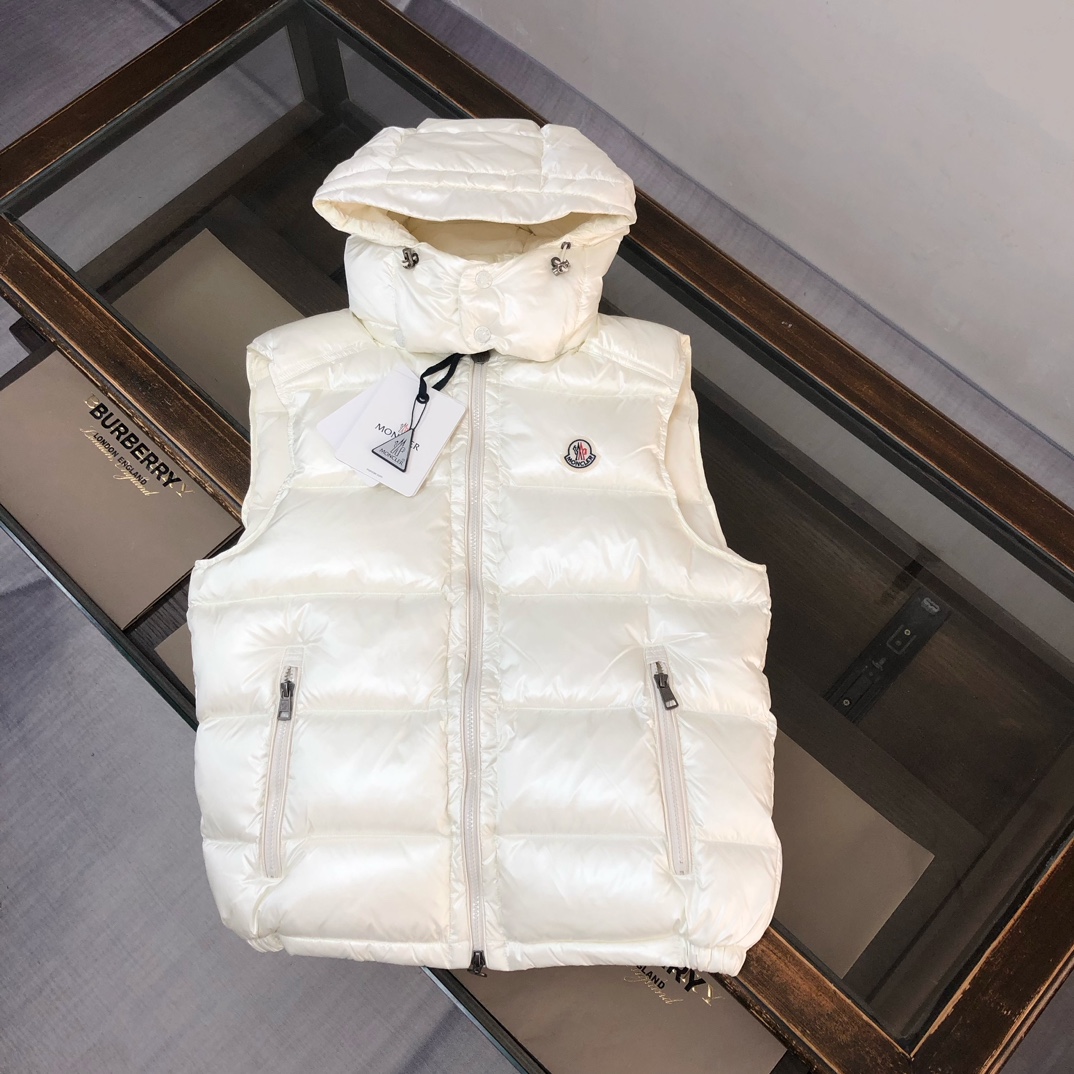 【MONCLER 蒙口 情侣款高版本经典连帽羽绒马甲背心】超人气爆款单品，个性街头朋克风格打造，情侣款高