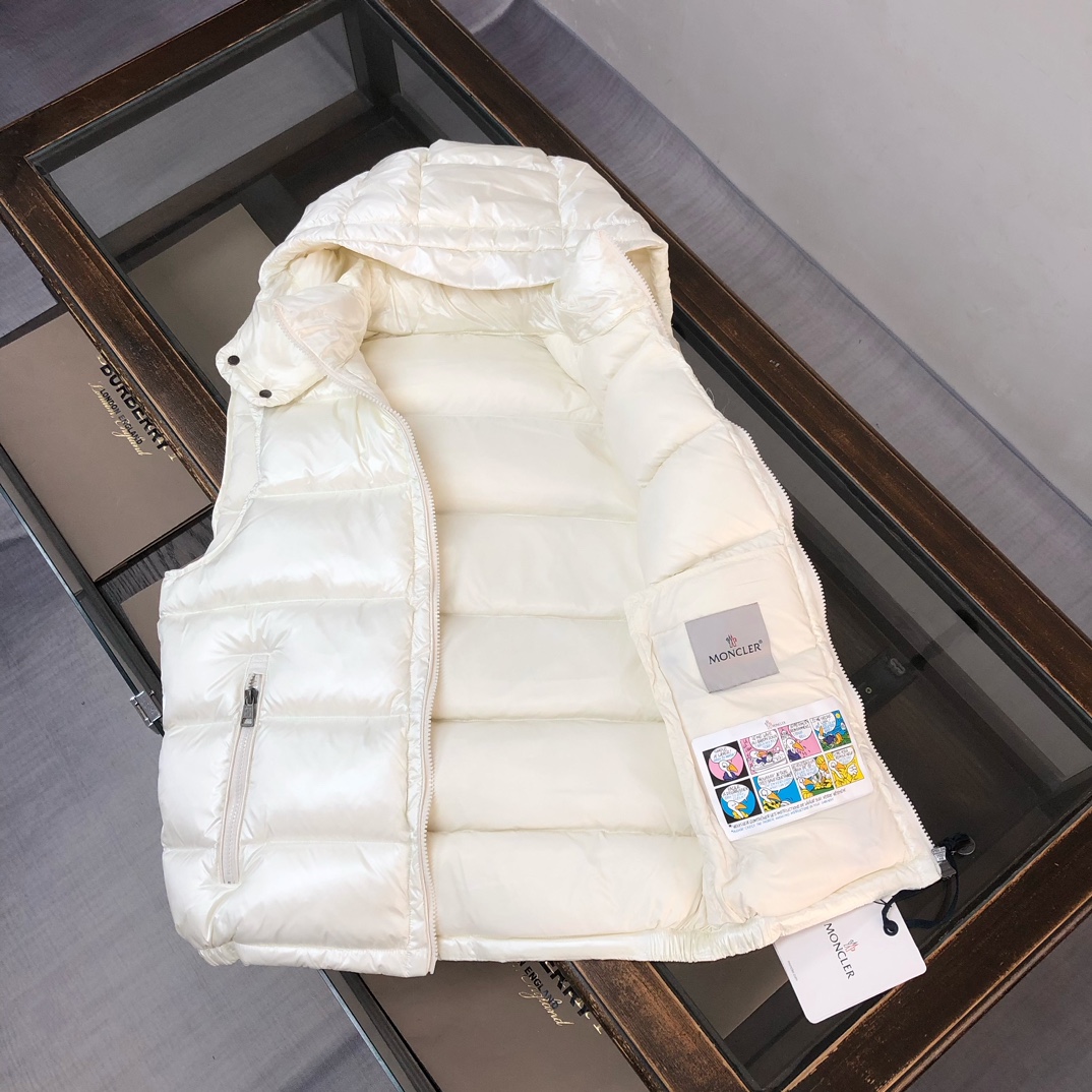 【MONCLER 蒙口 情侣款高版本经典连帽羽绒马甲背心】超人气爆款单品，个性街头朋克风格打造，情侣款高