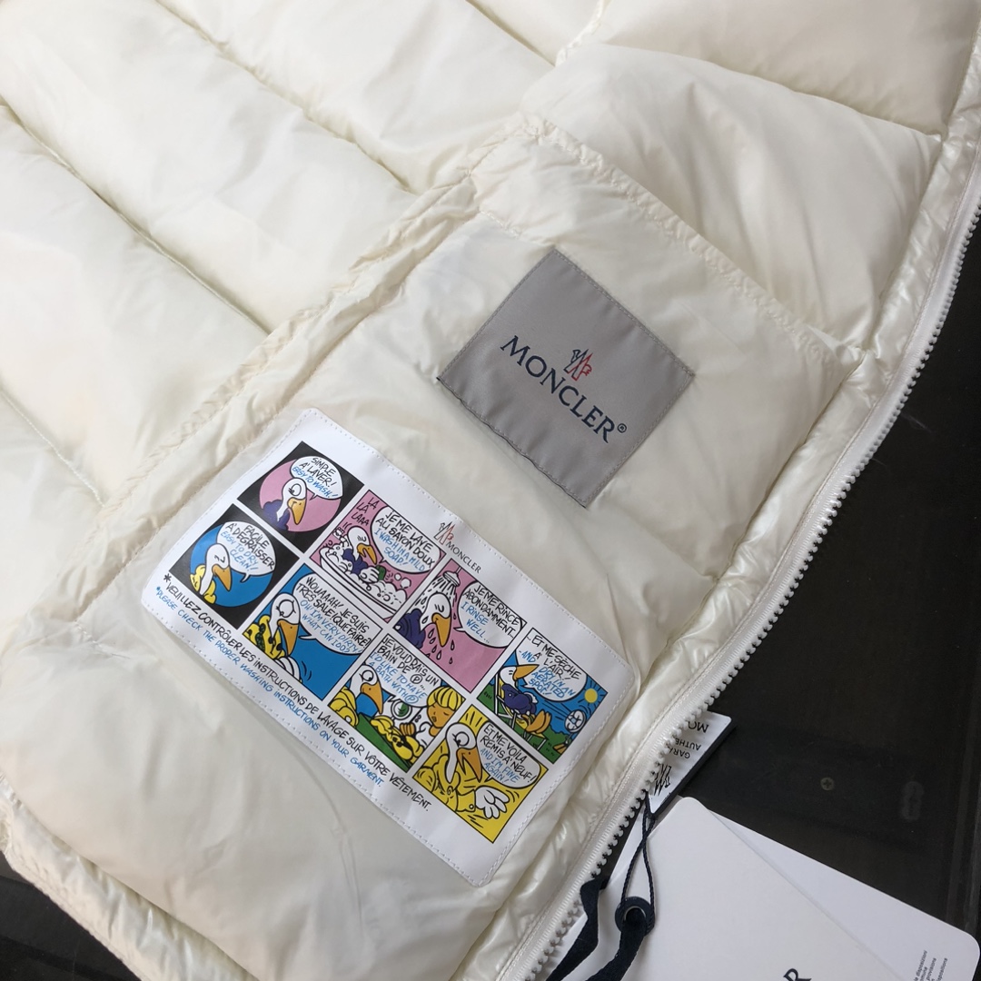 【MONCLER 蒙口 情侣款高版本经典连帽羽绒马甲背心】超人气爆款单品，个性街头朋克风格打造，情侣款高