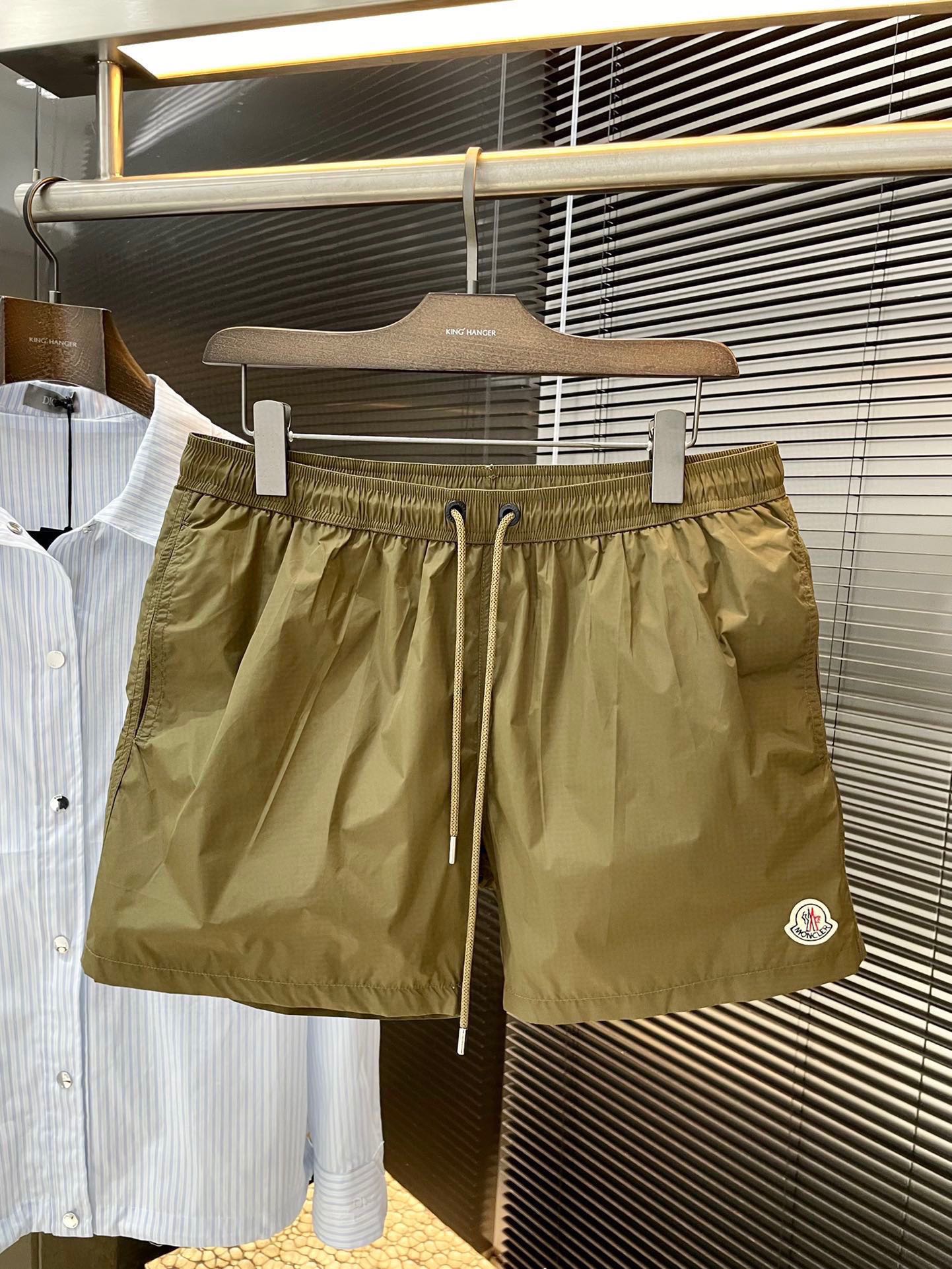 NO:469681,P Moncher- (Shirt) Spring and Summer latest custom fabric for casual shorts, simple and casual styles to create a fashionable single product that is both casual and personalized, luxurious classic brand logo design, inner triangle mesh design is not stuffy at all, customized mold opening hardware bell waist circumference craft thread surround waist elastic drawstring, elastic and freely adjustable, 7 colors available. Each color is very handsome, fashionable and versatile, very comfortable and low-key, and luxurious. When wearing it, it is very classy and extremely luxurious and elegant! Color Black Dark Gray Military Green Fruit Green Orange Sky Blue Royal Blue Size S M L XL,,Moncler, shorts,alexander wang19860909P  Moncher-（蒙口）春夏最新款休闲短裤定制面料,简约休闲款式打造休闲与个性兼备的时髦单品奢华经典品牌logo设计,内里三角网纱设计一点都不闷热, 定制开模五金吊钟 腰围工艺螺纹围接 腰部弹力抽绳 ,松紧可自由调节, 7 色可选 每色上身都非常帅气时尚百搭,身穿着非常舒适低调不失奢华穿出去非常有档次上身绝对的有型极度奢华大气且百搭! 颜色 黑色 深灰 军绿色 果绿色 橘色 天蓝色 宝蓝色 尺码 S M L XL,,Moncler,shorts,alexander wang,Men's clothing