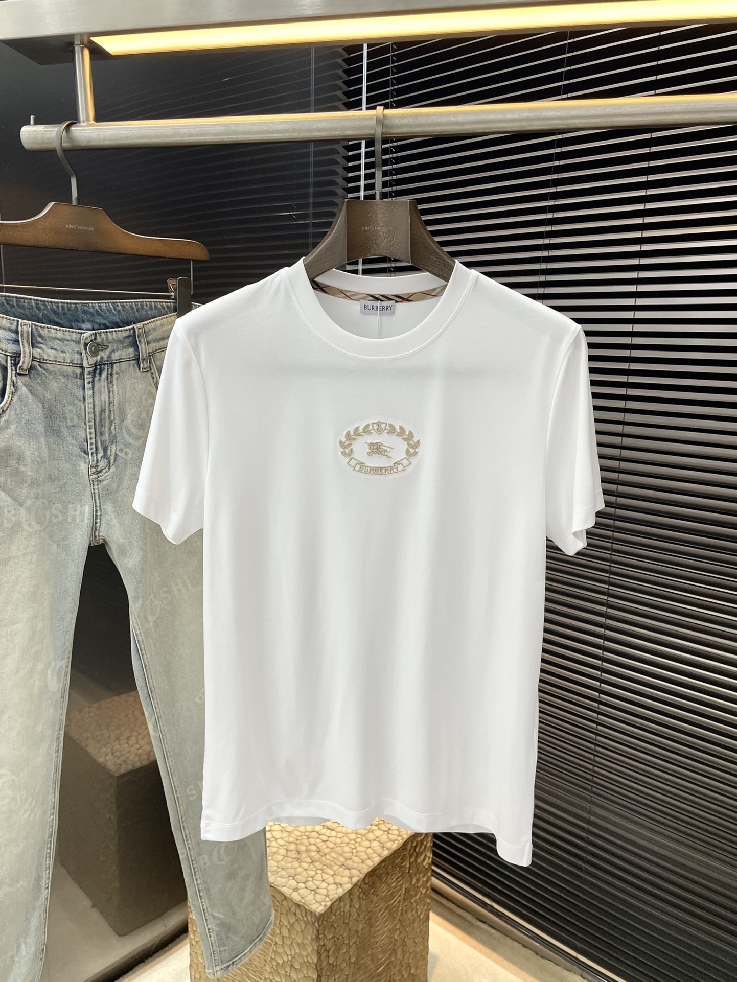 NO:469686,P Burberry- (Burberry) series VIP high-end customization, new short-sleeved, versatile style, anyone can easily control the fabric, fully customized craftsmanship, high-quality mercerized cotton fabric, the fabric feels soft, the upper body is comfortable and soft. The simple style is very classy, ​​simple and unique, the style is very exquisite, the style is very exquisite, and it will highlight the exquisiteness of business men!  Size M-3XL, burberry, burberry, T-shirt, alexander wang19860909P  Burberry-（巴宝莉）系列 VIP高级定制 新款短袖 百搭款式 任何人都可以轻松驾驭 面料全订制工艺 高定一等品丝光棉面料 面料手感柔软,上身舒适柔软 简约的款式非常显档次,简约个性时尚,版型剪裁非常精致,显气场,又会凸显商务男士的精致！尺码 M-3XL,,burberry,burberry,T-shirt,alexander wang,Men's clothing