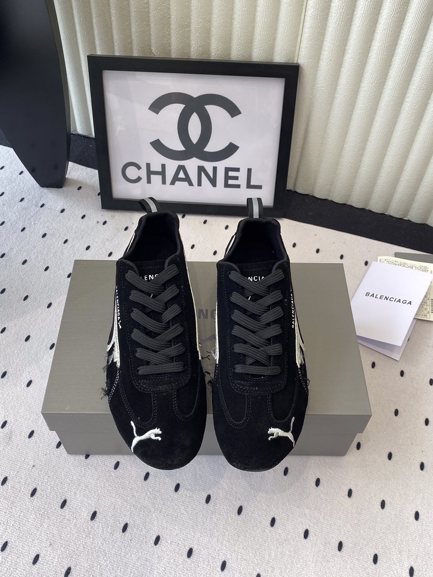 NO:443232,Top version Dongguan goods Balenciaga x Puma Puma's latest co-branded couples German training shoes casual sneakers balenciaga x Puma's co-branded new Ultrasoft Speedcats The perfect fusion of fashion and sports The joint brand name of Balenciaga and Puma is undoubtedly a passionate collision between fashion and sports!  This unique collaboration perfectly combines the fashion vision of Balenciaga with Puma's sports tradition, bringing you an unprecedented dressing experience, full of high-end feel, which is simply amazing!  Super A high mercerized beef reverse velvet inner silk sheepskin ZP open mold rubber outsole size35-44, casual shoes/sports shoes, balenciaga, balenciaga, sneakers, sheepskin19860909顶级版本 东莞货 Balenciaga x Puma彪马最新联名情侣款德训鞋休闲运动鞋 balenciaga x Puma 联名款全新Ultrasoft Speedcats 时尚与运动的完美融合 巴黎世家与彪马的联名无疑是一次时尚与运动的激情碰撞！这个独特的合作将 巴黎世家 的时尚视野与彪马的运动传统完美结合,为您带来前所未有的穿着体验 高级感满满,简直不要太赞！ 鞋面超A高丝光牛反绒 内里丝绸羊皮 ZP开模橡胶大底 size35-44,休闲鞋/运动鞋,balenciaga,balenciaga,sneakers,sheepskin,Women's Shoes