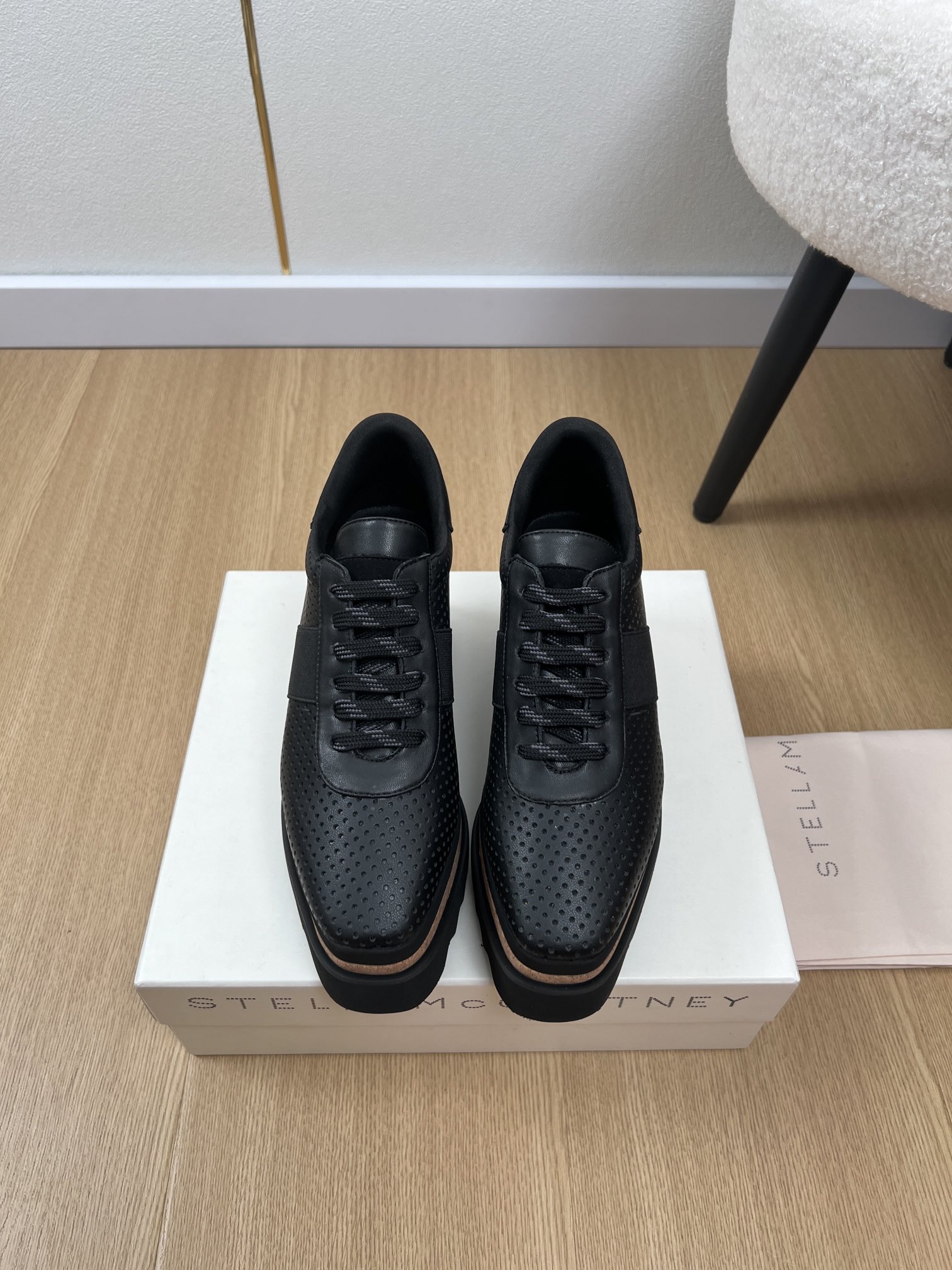 NO:443922,Stella McCartney Star Sponge Cake Shoes | 2025 SM Home 2025 Autumn and Winter New Products The latest hit classic thick-soled star shoes series on the counter, Fan Bingbing and Li Xiaolu, the same style as Stella mccartney Stella McCartney has saved the sponge cake shoes. Not only has the iconic star prints, but also a variety of colors and styles for you to choose from, the stars and major internet celebrities are taking the foot. The appearance rate is very high. The original mold production only competes with the counter. With the level of fake and real, the brand has always been environmentally friendly. In terms of material, it adopts artificial leather - matched with Pu thick soles, it looks difficult to wear, but it is actually very comfortable. No wonder it has become the first choice for many fashion trendy people to compete in fashion week. Stella McCartney  The classic shoe shape of the highly sought-after thick-soled shoes is modified. In addition to the ability to lengthen the leg lines, it can also make the feet light and lighter... The imported cowhide on the upper, the inner layer of sheepskin / high-density breathable net, the footbed sheepskin / high-density breathable net, the original mold opening pu/EVA combination sole, the heel height is 8cm, the size is 34-40 (34.40 customized), the sponge shoes, cartier, cowhide, sheepskin19860909Stella McCartney 星星松糕鞋 | 2025 sm家2025秋冬新品 专柜最新爆款经典款厚底星星鞋系列 范冰冰李小璐同款 Stella mccartney松糕鞋人气居高不下的 Stella McCartney拯救了松糕鞋,不仅加入标志性的星星印花,还有多种颜色和款式任你选择众明星各大网红纷纷上脚.出镜率超高.实力复刻单品.原版开模制作只与专柜争高低.以假乱真级别 在材质上秉承品牌一贯的环保历年,采用人造皮革-搭配Pu厚底,看起来不好穿其实舒服得很,难怪成为 不少时尚潮人征战时装周的首选 满 Stella McCartney 备受追捧的厚底鞋经典鞋型修饰拉 长腿部线条的功力之余,还能让双脚变得轻巧又轻盈起 来…… 鞋面进口头层牛皮 内里羊皮/高密度透气网里 垫脚羊皮/高密度透气网里 大底原版开模pu/EVA组合大底 跟高8cm 码数34-40（34.40定制）,松糕鞋,cartier,cowhide,sheepskin,Women's Shoes