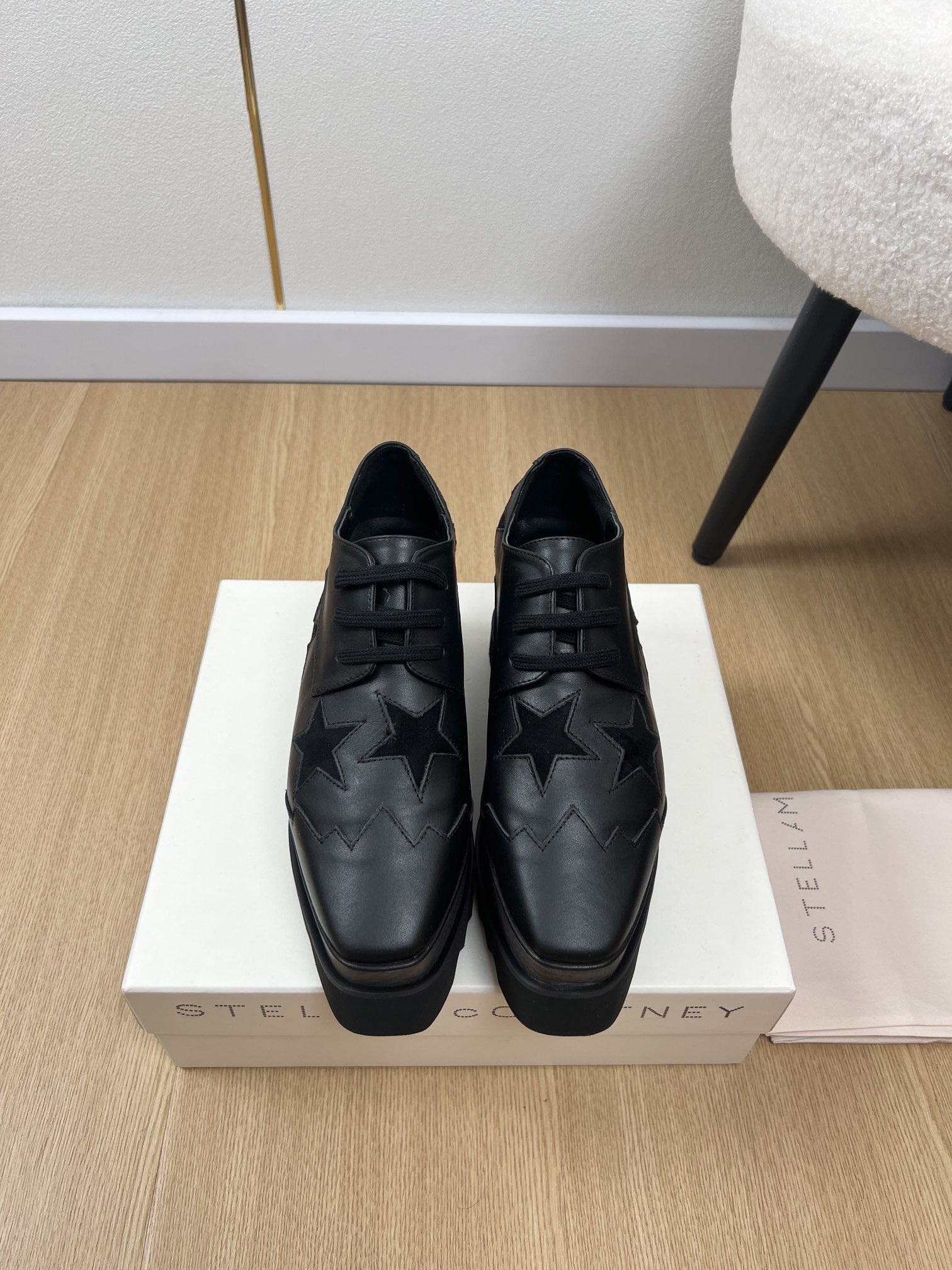 NO:443928,Stella McCartney Star Sponge Cake Shoes | 2025 SM Home 2025 Autumn and Winter New Products The latest hit classic thick-soled star shoes series on the counter, Fan Bingbing and Li Xiaolu, the same style as Stella mccartney Stella McCartney has saved the sponge cake shoes. Not only has the iconic star prints, but also a variety of colors and styles for you to choose from, the stars and major internet celebrities are taking the foot. The appearance rate is very high. The original mold production only competes with the counter. With the level of fake and real, the brand has always been environmentally friendly. In terms of material, it adopts artificial leather - matched with Pu thick soles, it looks difficult to wear, but it is actually very comfortable. No wonder it has become the first choice for many fashion trendy people to compete in fashion week. Stella McCartney  The classic shoe shape modification of the highly sought-after thick-soled shoes. In addition to the ability to lengthen the leg lines, it can also make the feet light and light... The upper imported cowhide inner sheepskin footbed sheepskin Outsole original mold opening pu/EVA combination outsole heel height 8cm size 34-40 (34.40 customized), sponge shoes, cartier, cowhide, sheepskin19860909Stella McCartney 星星松糕鞋 | 2025 sm家2025秋冬新品 专柜最新爆款经典款厚底星星鞋系列 范冰冰李小璐同款 Stella mccartney松糕鞋人气居高不下的 Stella McCartney拯救了松糕鞋,不仅加入标志性的星星印花,还有多种颜色和款式任你选择众明星各大网红纷纷上脚.出镜率超高.实力复刻单品.原版开模制作只与专柜争高低.以假乱真级别 在材质上秉承品牌一贯的环保历年,采用人造皮革-搭配Pu厚底,看起来不好穿其实舒服得很,难怪成为 不少时尚潮人征战时装周的首选 满 Stella McCartney 备受追捧的厚底鞋经典鞋型修饰拉 长腿部线条的功力之余,还能让双脚变得轻巧又轻盈起 来…… 鞋面进口头层牛皮 内里羊皮 垫脚羊皮 大底原版开模pu/EVA组合大底 跟高8cm 码数34-40（34.40定制）,松糕鞋,cartier,cowhide,sheepskin,Women's Shoes