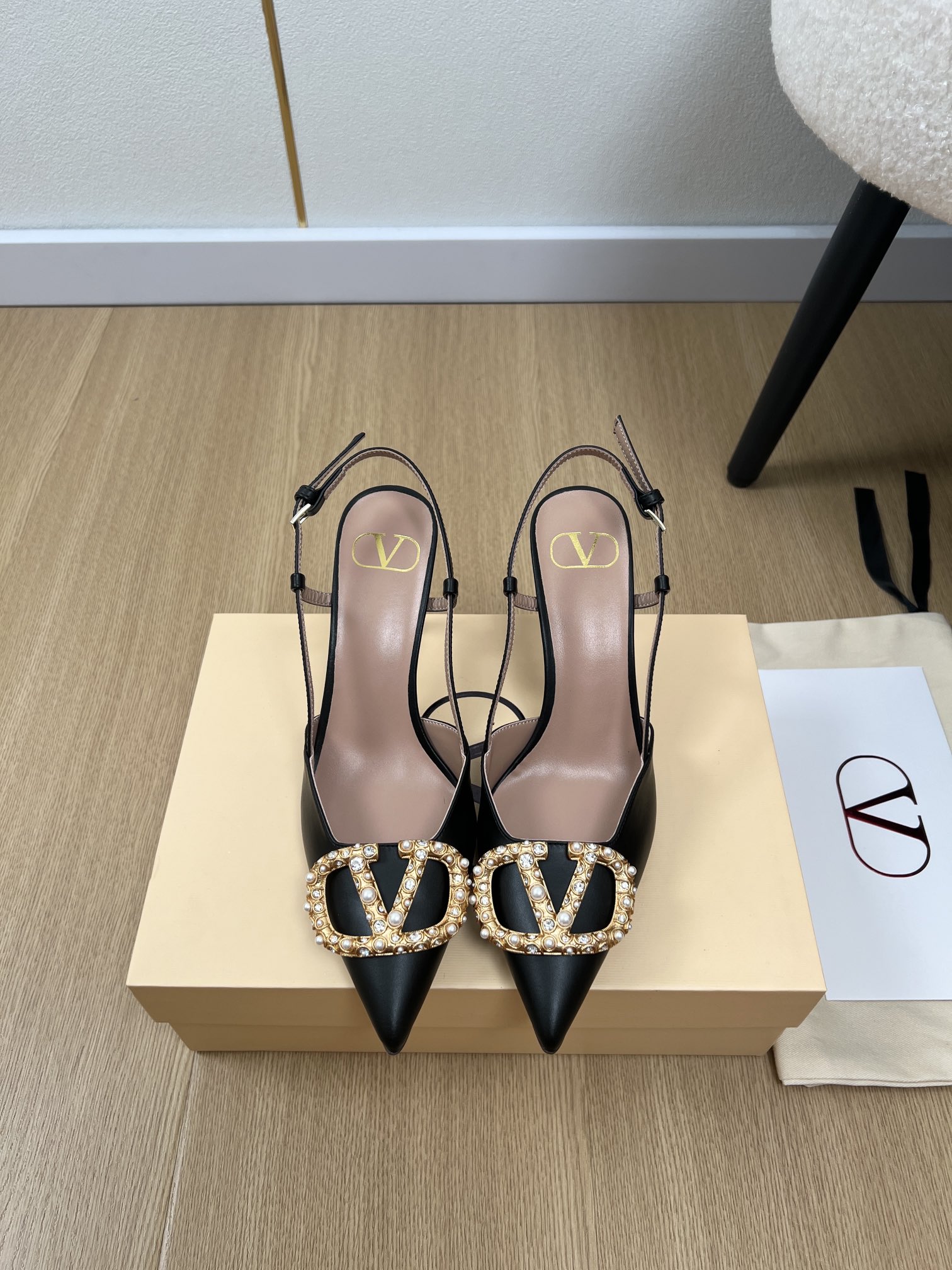 NO:443915,Valentino | 2025 V Home 2025 Spring and Summer New Products, New Big V Pearl Diamond Buckle Pointed Back Sandals Series, Thai pants are spicy!  A magical artifact. The mid-heel design looks good without being tired. The deep-mouth design combination highlights the brand's unique design style. Luxury and fashionable. Extremely recognizable. The exquisite round toe. The side arc is perfect and tastes very pure. The celebrity temperament is full of feminineness. The foot feels full of summer. It really needs versatile shoes. It looks good no matter how you match it. The casual and high-end feel is also great. It is fashionable and fashionable. The rhinestone matching design perfectly blends the joy of playfulness and elegance. Wear it and dances happily. The upper imported cowhide/velvet inner sheepskin footbed sheepskin outsole. The heel height is 8cm. The size is 34-42 (customized by 34.40.41.42), high heel sandals, valentino, valentino, sandals, high  heels, cowhide, sheepskin, Leather soles19860909Valentino 华伦天奴 | 2025 V家2025春夏新品 专柜新款大V珍珠钻扣尖头后空凉鞋系列 泰裤辣！妥妥神器一枚 中跟设计穿上好看又不会累,深口设计搭配彰显了品牌独有的设计风格 奢华时尚 极有辨识度 精致的圆头 侧身弧线完美味儿特别纯正 名媛气质女人味十足,脚感满分夏天真的太需要百搭鞋了,怎么搭配都好看,随意且高级的感觉舒适度也很棒,搭配各种裤子,潮爆了 超好看百搭 水钻搭配设计完美融合在俏皮和优雅问无缝切换的快乐,穿上它跳起欢快的摇摆舞吧 鞋面进口牛皮/丝绒 内里羊皮 垫脚羊皮 大底意大利进口真皮大底 跟高8cm 码数34-42（34.40.41.42定制）,高跟鞋凉鞋,valentino,valentino,sandals,high heels,cowhide,sheepskin,Leather soles,Women's Shoes