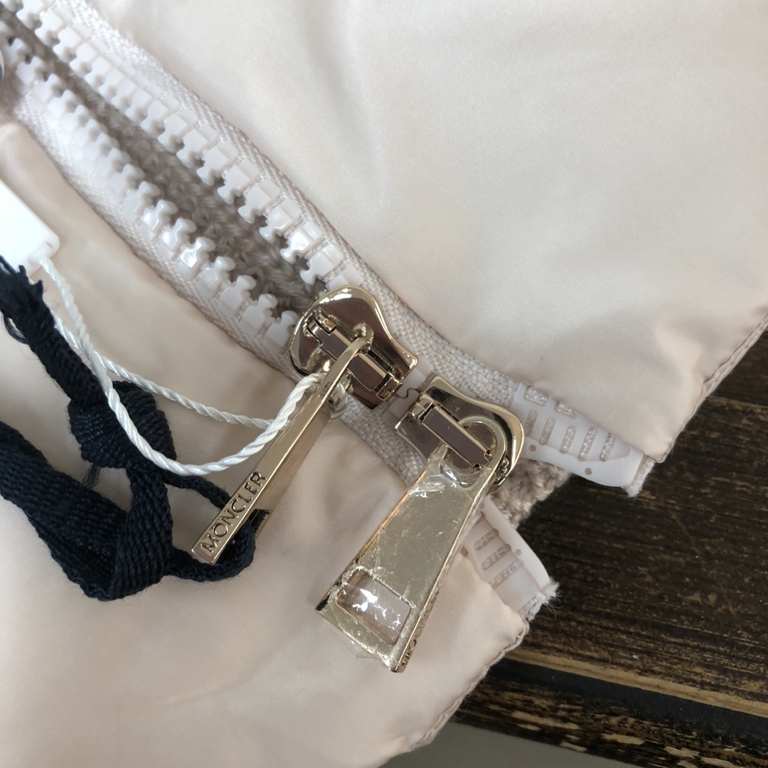 羽绒 ——————💜女款🆕🆕🆕MONCLER 蒙口 2025秋冬高端定制针织羽绒外套女装打造而成,触感极