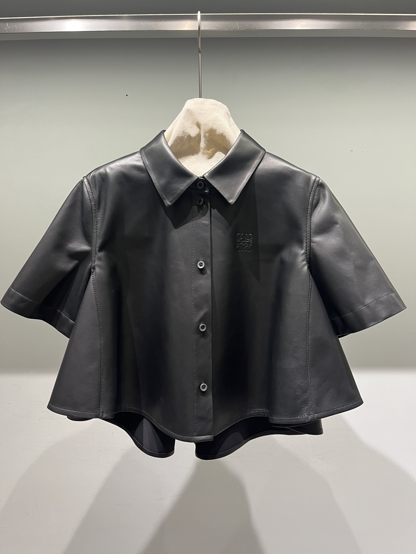 NO:742729,Loewe sheepskin short sleeves, short in front and long in back, with composite technology that eliminates the need for lining, very light and comfortable, loewe, T-shirt, sheepskin,19860909罗意威羊皮短袖,前短后长蓬蓬设计,复合工艺省去了里布,很轻薄舒服,,loewe,T-shirt,sheepskin,,Women's clothing