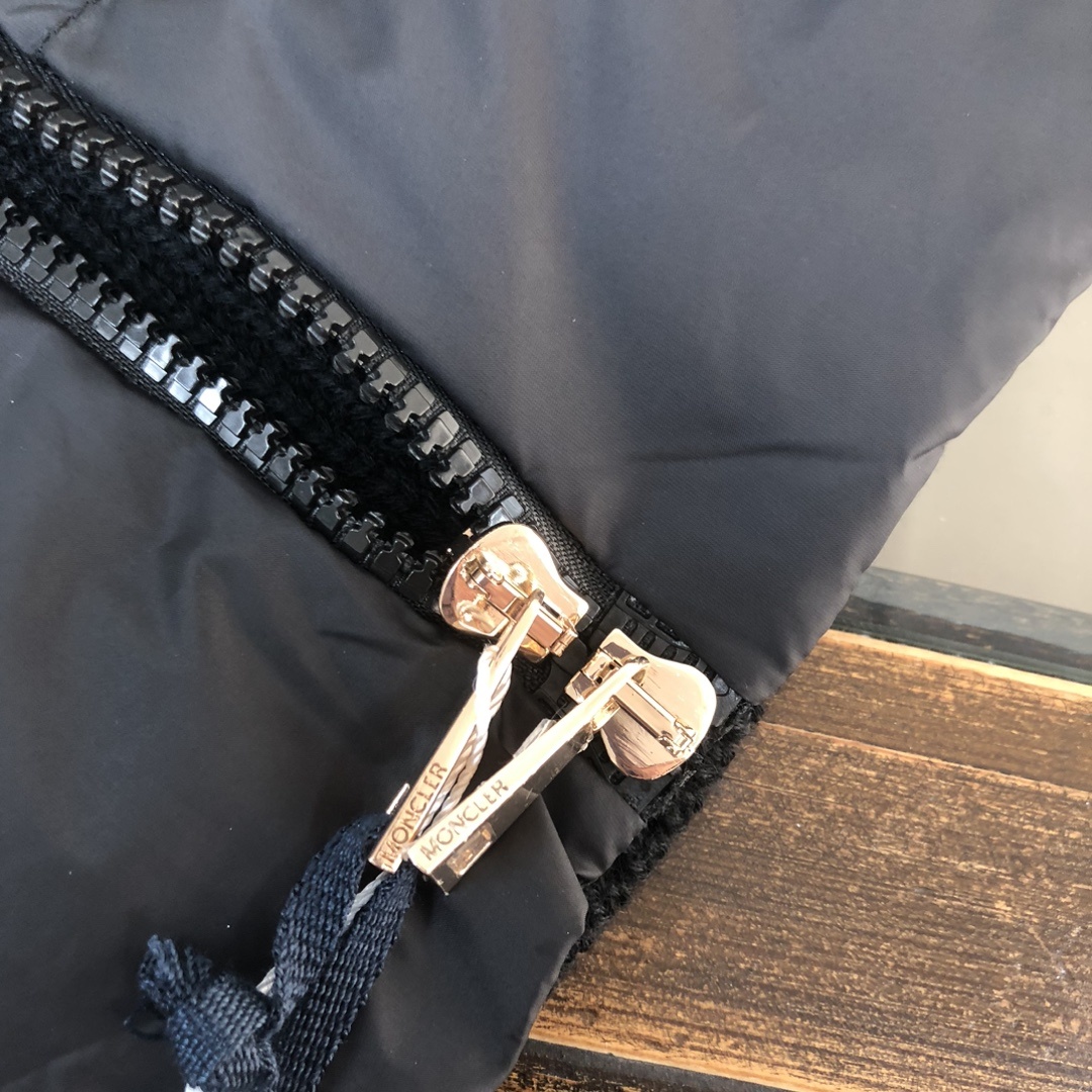 羽绒 ——————💚女款🆕🆕🆕MONCLER 蒙口 2025秋冬高端定制针织羽绒外套女装打造而成,触感极