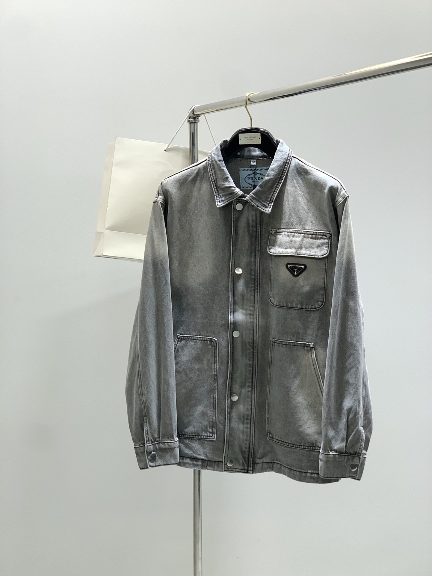 NO:469821,,PRADA Prada, the latest autumn products, available at the counter at the same time, fashionable and casual denim jackets, imported original fabrics, extremely complex workmanship, the only channel that can be used as a purchasing agent level, top-level glue printing process letter pattern logo, original hardware and auxiliary materials decoration, extremely high grade, comfortable and versatile, handsome and stylish upper body, S-XL PRADA One size information - Size SMLXL Clothes 7374.57677.5 Shoulder width 5253.55556.5 Bust 116120124128 Sleeve length 61626364 * Warm reminder: Sizes are for reference only, manual measurements have 1-3cm errors,,prada,prada, jackets & coats,alexander wang19860909,PRADA 普拉达,秋季最新品,专柜同步有售,时尚休闲牛仔外套,进口原版面料,做工极为复杂,唯一可以做代购级别的渠道狠货,顶级印胶工艺字母图案logo,原版五金辅料装饰,档次极高,舒适百搭,上身帅气有型,码数S-XL PRADA 一尺码信息- 尺码SMLXL 衣长7374.57677.5 肩宽5253.55556.5 胸围116120124128 袖长61626364 *温馨提示:尺码仅供参考,手工测量存在1-3cm误差,,prada,prada,jackets & coats,alexander wang,Men's clothing