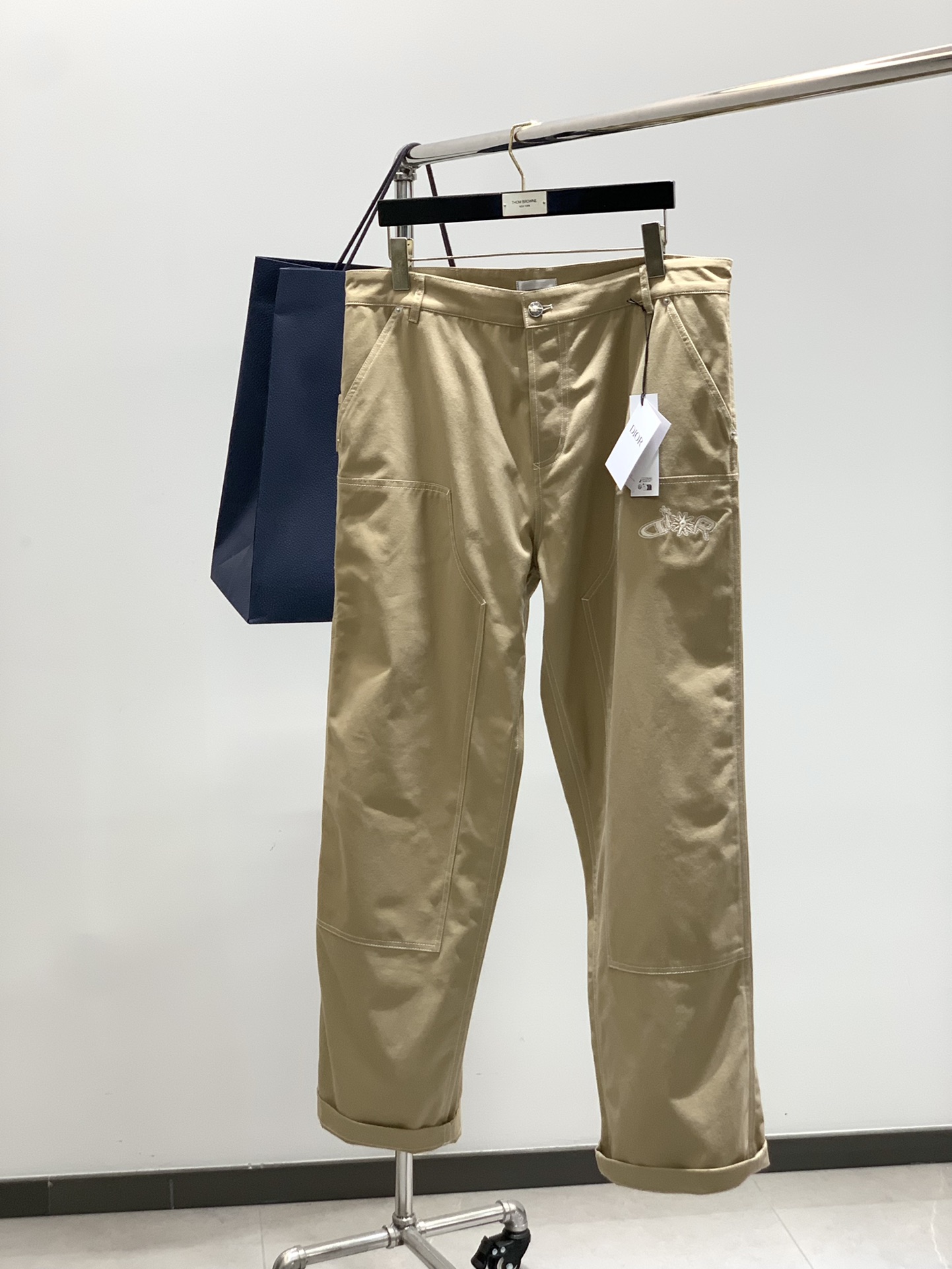 NO:469765,Clothes, pants, Dior, new autumn products, available at the same time for counters, simple and fashionable casual suits, original imported fabrics, comfortable and breathable, top-grade embroidery craft letter pattern logo, original hardware and auxiliary decoration, extremely high-end, unique design, fashionable and handsome on the upper body!  Size 38-41 Size 38394041 Clothes length 74757677 Shoulder width 47484950 Bust 57596163 Size 46485052 Pants length 109110111112 Waist 82869094 Hip 100104108112 /,,dior,dior,alexander wang19860909衣服,裤子,Dior 迪奥, 秋季新品,专柜同步有售,简约时尚休闲套装,原版进口面料,舒适透气,顶级刺绣工艺字母图案logo,原版五金辅料装饰,档次极高,独特设计,上身时尚帅气！码数38-41 尺码38394041 衣长 74757677 肩宽47484950 胸围57596163 尺码46485052 裤长109110111112 腰围82869094 臀围100104108112 /,,dior,dior,alexander wang,Men's clothing