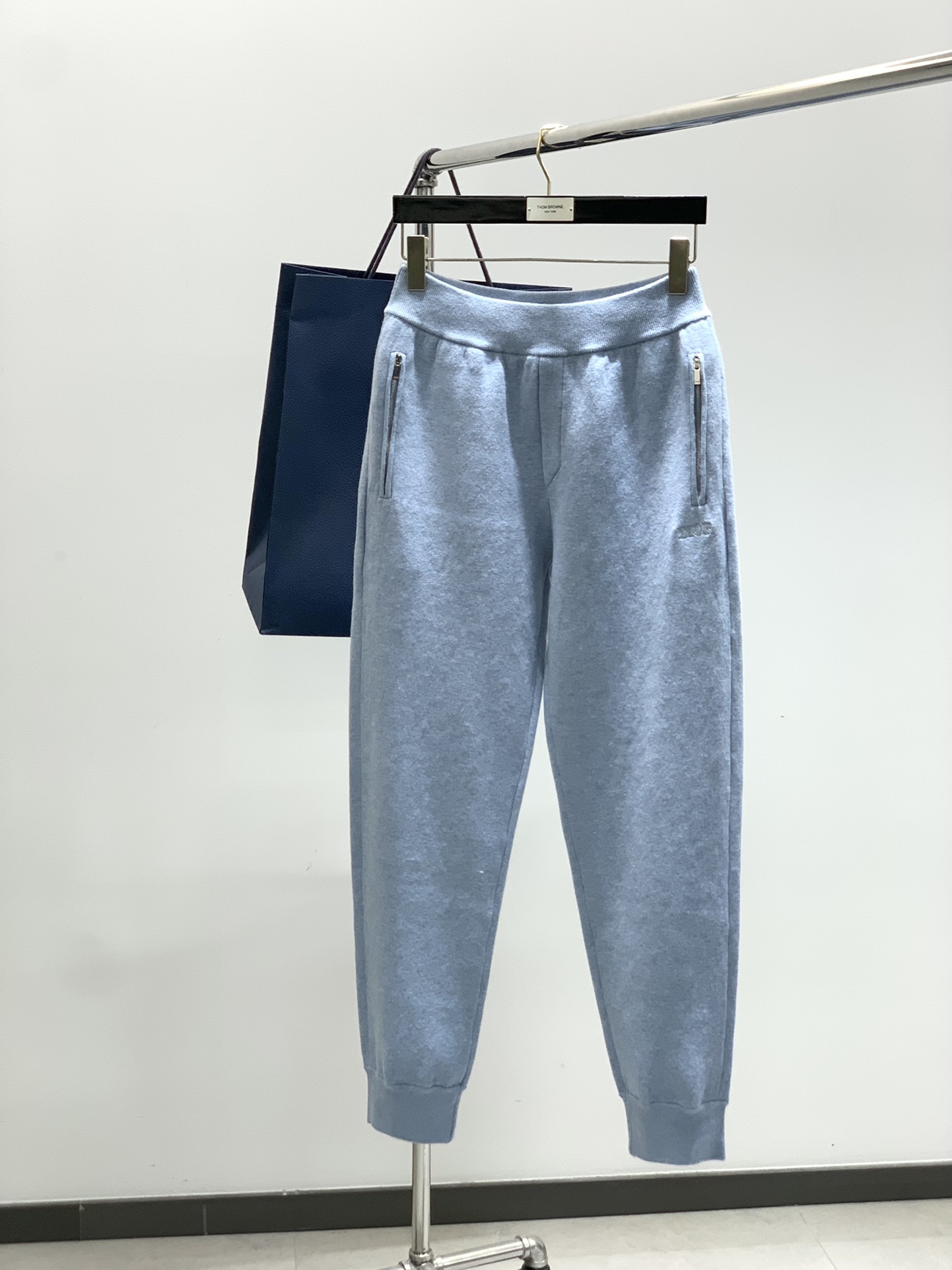 NO:469775,Clothes, pants, Dior, new autumn products, available at the same time for counters, simple and fashionable casual suits, original imported fabrics, comfortable and breathable, top-grade embroidery craft letter pattern logo, original hardware and auxiliary decoration, extremely high-end, unique design, fashionable and handsome on the upper body!  Size S-XL Size SM L XL Clothes Length 636567 68 Shoulder width //// Bust 49515355 Sleeve length 72747678 SMLXL Pants Length 9698100102 Waist circumference 30323436 Front wave depth 29303132 Back wave depth 35363738,,dior,dior,alexander wang19860909衣服,裤子,Dior 迪奥, 秋季新品,专柜同步有售,简约时尚休闲套装,原版进口面料,舒适透气,顶级刺绣工艺字母图案logo,原版五金辅料装饰,档次极高,独特设计,上身时尚帅气！码数S-XL 尺码SM L XL 衣长636567 68 肩宽//// 胸围49515355 袖长72747678 SMLXL 裤长9698100102 腰围30323436 前浪深29303132 后浪深35363738,,dior,dior,alexander wang,Men's clothing