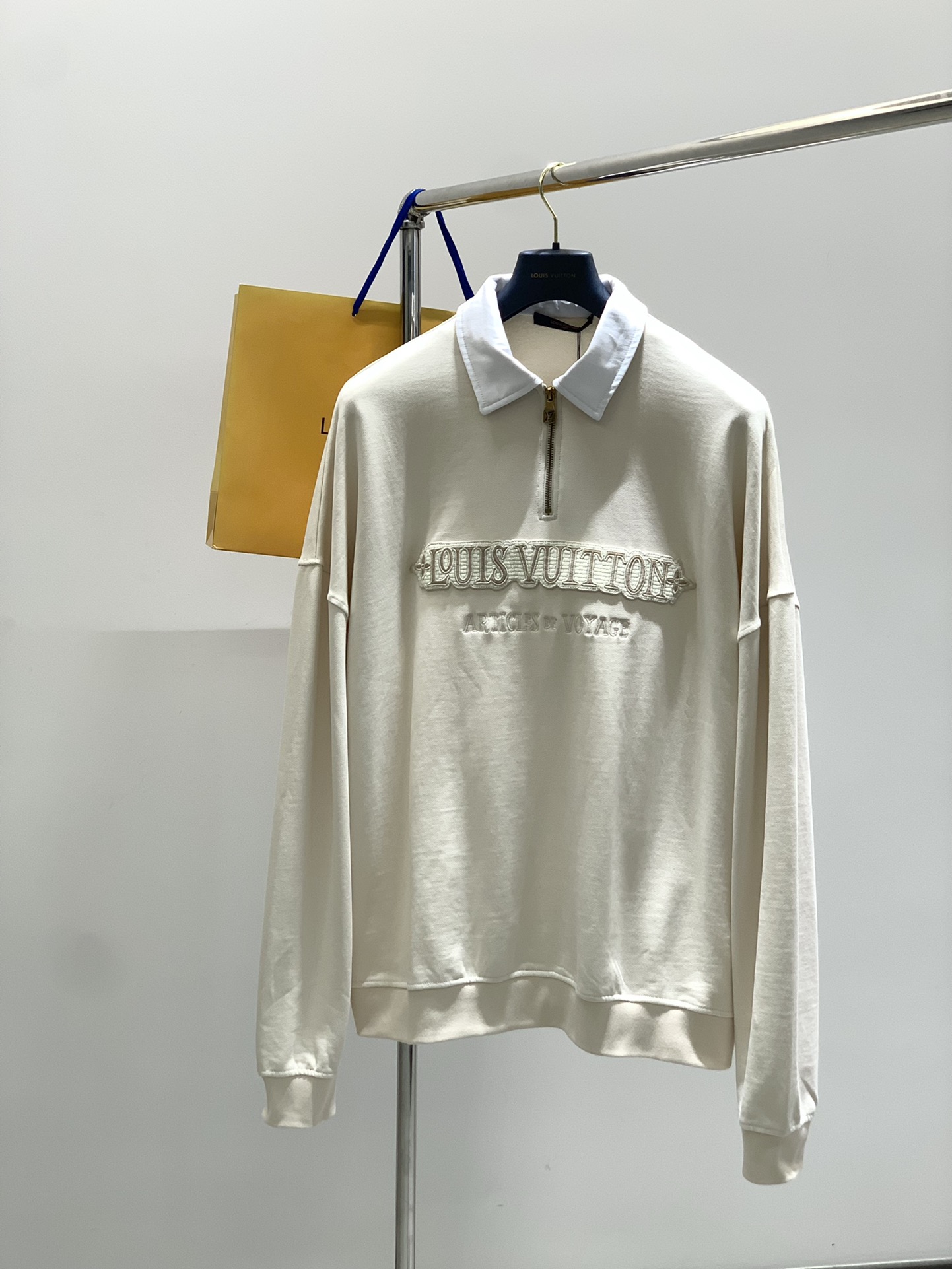 NO:469782,,LouisVuitton, the latest autumn model, available at the counter at the same time, original single product, fashionable and casual lapel long-sleeved sweatshirt, very distinctive on the upper body!  Eye-catching and highlighted, imported original fabric, top-grade embroidery craft letter pattern decoration logo, original hardware and accessories decoration, simple but not lacking in fashion, classic and atmospheric, comfortable and breathable, handsome and stylish on the upper body, S-XL Size SMLXL Clothes length 66687072 Shoulder width 71737577 Bust 126130134138 Sleeve length 64656667,,louis vuitton,louis vuitton,hoodie,sweatshirts,alexander wang19860909,LouisVuitton 路易威登,秋季最新款,专柜同步有售,原单狠货,时尚休闲翻领长袖卫衣,上身很有特点！吸睛而有亮点,进口原版面料,顶级刺绣工艺字母图案装饰Logo,原版五金辅料装饰,简单而不失时尚,经典大气,舒适透气,上身帅气有型,码数S-XL 尺码SMLXL 衣长66687072 肩宽71737577 胸围126130134138 袖长64656667,,louis vuitton,louis vuitton,hoodie,sweatshirts,alexander wang,Men's clothing