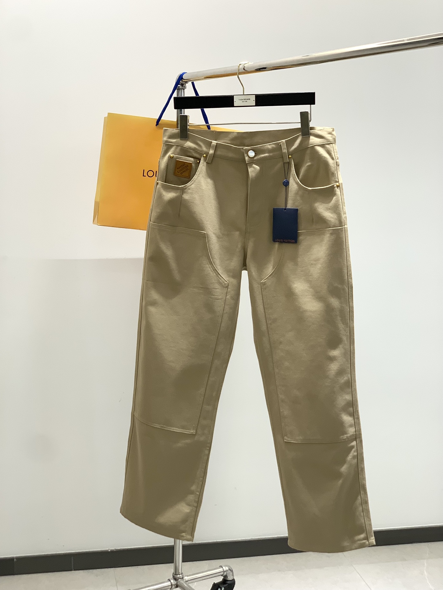 NO:469760,,Louis Vuitton, new spring style, special counters are available at the same time, original single product, washing casual pants, imported original washing elastic fabric, comfortable and elastic, top-grade printing craft letter pattern logo, original hardware accessories decoration, unique design, comfortable and breathable, top body handsome, 46-52 Size 46485052 Pants length 107108109110 Waist circumference 86909498 hip circumference 104108112116,,louis vuitton,louis vuitton,alexander wang19860909,LouisVuitton 路易威登,春季新款,专柜同步有售,原单狠货,水洗休闲裤,进口原版水洗弹力面料,舒适有弹性,顶级印花工艺字母图案logo,原版五金辅料装饰,独特设计,舒适透气,上身帅气十足,码数46-52 尺码46485052 裤长107108109110 腰围86909498 臀围104108112116,,louis vuitton,louis vuitton,alexander wang,Men's clothing