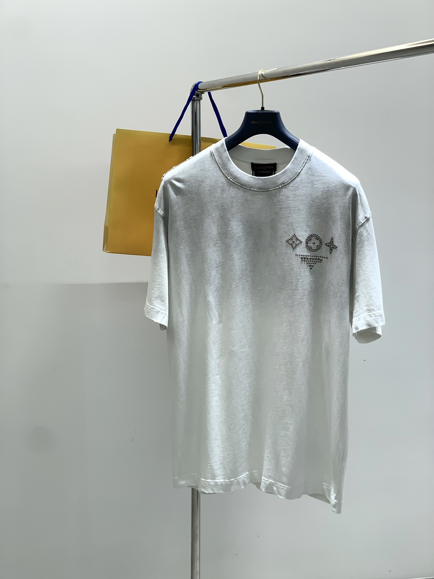 NO:469771,,LouisVuitton, the latest summer model, available at the counter at the same time, original singles, fashionable and casual short-sleeved T-shirt, very distinctive on the upper body!  Eye-catching and highlighted, imported original fabric, top-grade rivet craft letter pattern decoration logo, simple but not lacking in fashion, classic and atmospheric, comfortable and breathable, handsome and stylish on the upper body, S-3XL,, louis vuitton, louis vuitton, T-shirt,tees, t-shirt,alexander wang19860909,LouisVuitton 路易威登,夏季最新款,专柜同步有售,原单狠货,时尚休闲短袖T恤,上身很有特点！吸睛而有亮点,进口原版面料,顶级铆钉工艺字母图案装饰Logo,简单而不失时尚,经典大气,舒适透气,上身帅气有型,码数S-3XL,,louis vuitton,louis vuitton,T-shirt,tees，t-shirt,alexander wang,Men's clothing