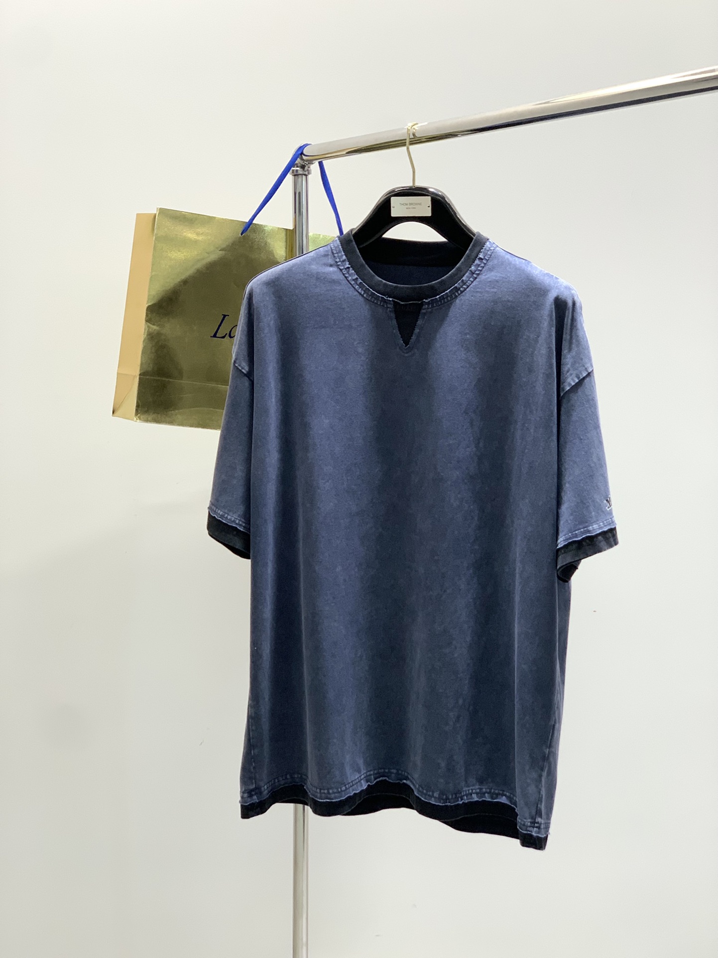 NO:469768,,Maison Margiela, the latest summer products, available at the counter at the same time, original singles, fashionable and casual round neck short-sleeved T-shirt, comfortable on the upper body!  It is eye-catching and has highlights. It uses imported original fabrics and top-grade printed craft letter pattern logo. It is simple but not lacks fashion, and the upper body is very handsome!  S-2XL, Masion Margiela, T-shirt,tees, t-shirt,alexander wang19860909,Maison Margiela马吉拉,夏季最新品,专柜同步有售,原单狠货,时尚休闲圆领短袖T恤,上身舒适！吸睛而有亮点,采用进口原版面料,顶级印花工艺字母图案logo,简单而不失时尚,上身帅气十足！码数S-2XL,,masion margiela,T-shirt,tees，t-shirt,alexander wang,Men's clothing