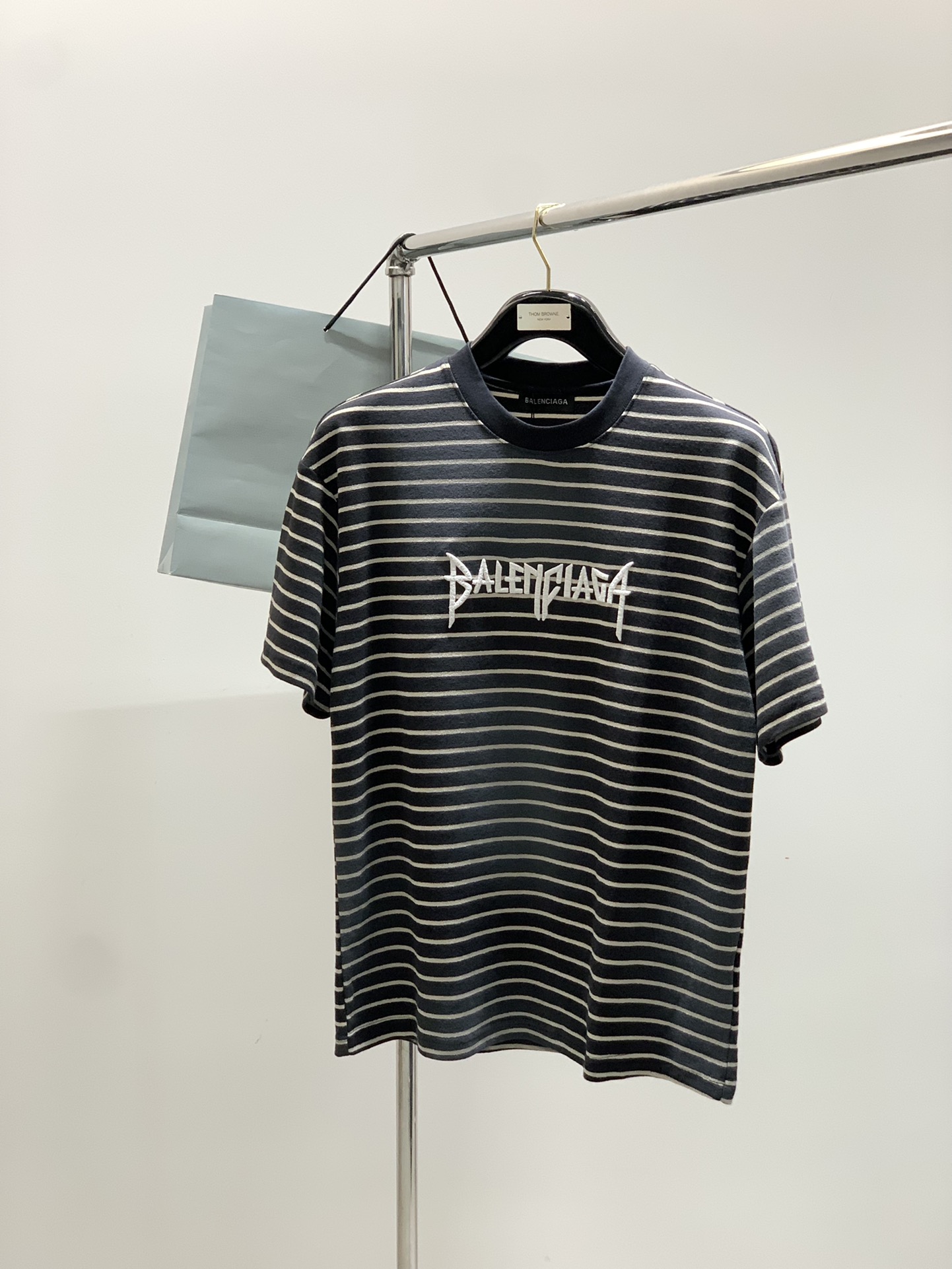 NO:469805,,Balenciaga Balenciaga, the latest summer model, the counter is available at the same time, original singles, hot fashion casual round neck short-sleeved T-shirt, imported original fabric, unique design, top-grade embroidery craft letter pattern decoration logo, simple and fashionable, handsome upper body, complete three standards, code M-3XL,,balenciaga,balenciaga,T-shirt,tees,t-shirt,alexander wang19860909,Balenciaga 巴黎世家,夏季最新款,专柜同步有售,原单狠货,爆款时尚休闲圆领短袖T恤,进口原版面料,独特设计,顶级刺绣工艺字母图案装饰logo,简约时尚 ,上身帅气,三标齐全,码数M-3XL,,balenciaga,balenciaga,T-shirt,tees，t-shirt,alexander wang,Men's clothing