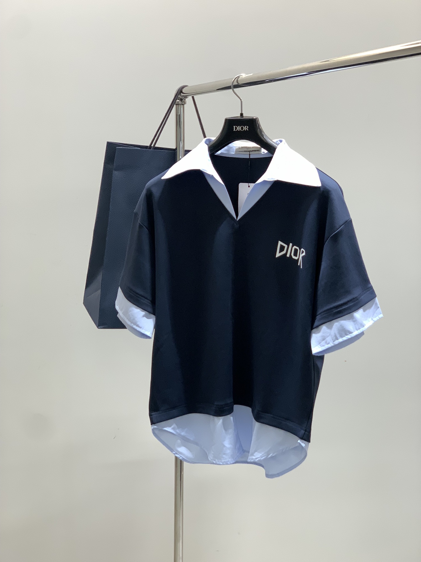 NO:469816,,Dior Dior, new summer products, available at the same time for counters, simple and fashionable casual lapel short-sleeved T-shirt, original imported fabric, comfortable and breathable, top-grade printing craft letter pattern logo, extremely high-end, unique design, fashionable and handsome on the upper body!  2 colors recommended, code number S-2XL, dior, dior, T-shirt, tees, t-shirt, alexander wang19860909,Dior 迪奥, 夏季新品,专柜同步有售,简约时尚休闲翻领短袖T恤,原版进口面料,舒适透气,顶级印花工艺字母图案logo,档次极高,独特设计,上身时尚帅气！2色推荐,码数S-2XL,,dior,dior,T-shirt,tees，t-shirt,alexander wang,Men's clothing