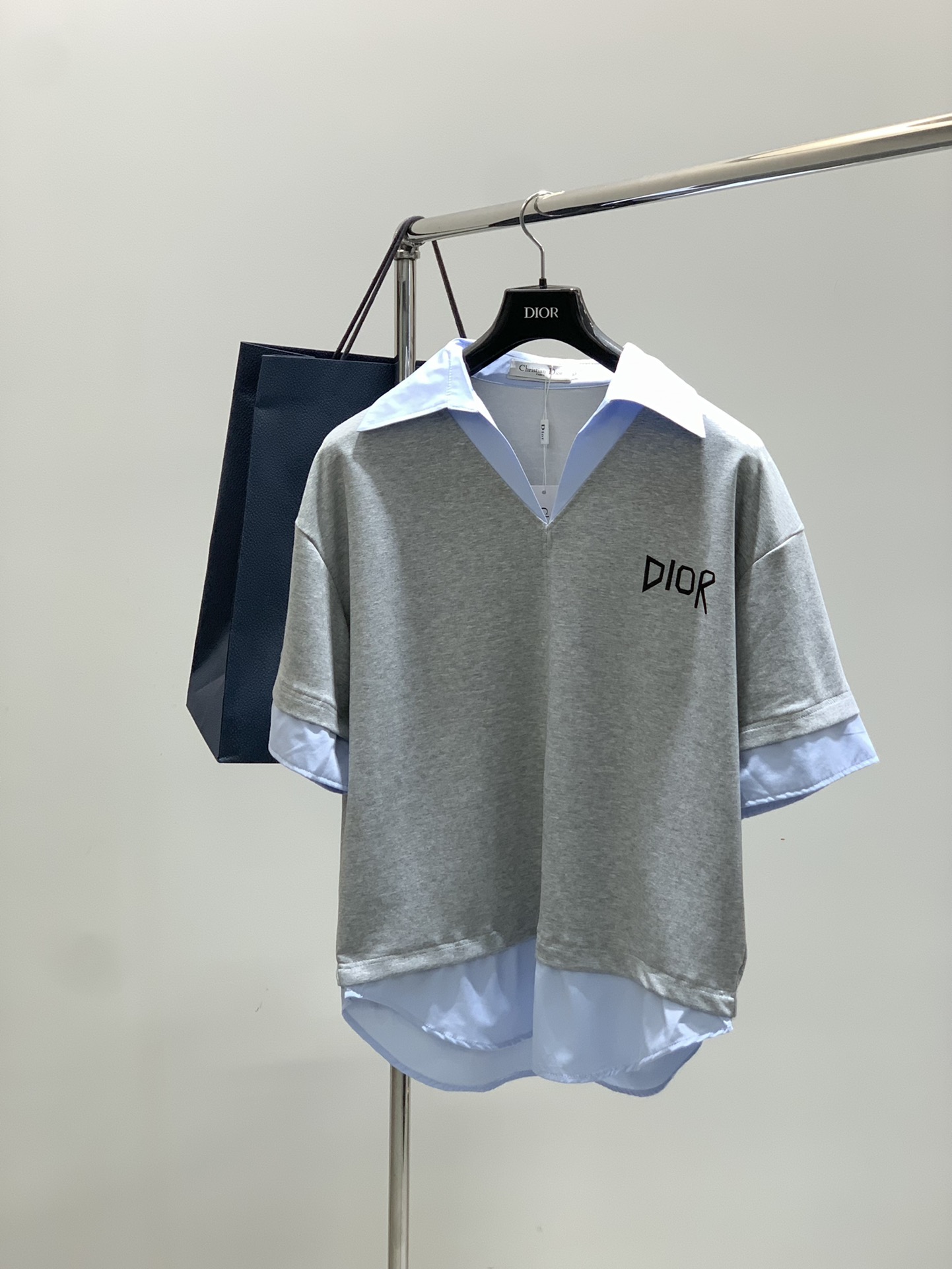 NO:483138,,Dior Dior, 2025 summer new product, available at the same time for counters, simple and fashionable casual lapel short-sleeved T-shirt, original imported fabric, comfortable and breathable, top-grade printing craft letter pattern logo, extremely high-end, unique design, fashionable and handsome on the upper body!  2 colors recommended, code number S-2XL, dior, dior, T-shirt, tees, t-shirt, alexander wang19860909,Dior 迪奥, 2025夏季新品,专柜同步有售,简约时尚休闲翻领短袖T恤,原版进口面料,舒适透气,顶级印花工艺字母图案logo,档次极高,独特设计,上身时尚帅气！2色推荐,码数S-2XL,,dior,dior,T-shirt,tees，t-shirt,alexander wang,Men's clothing