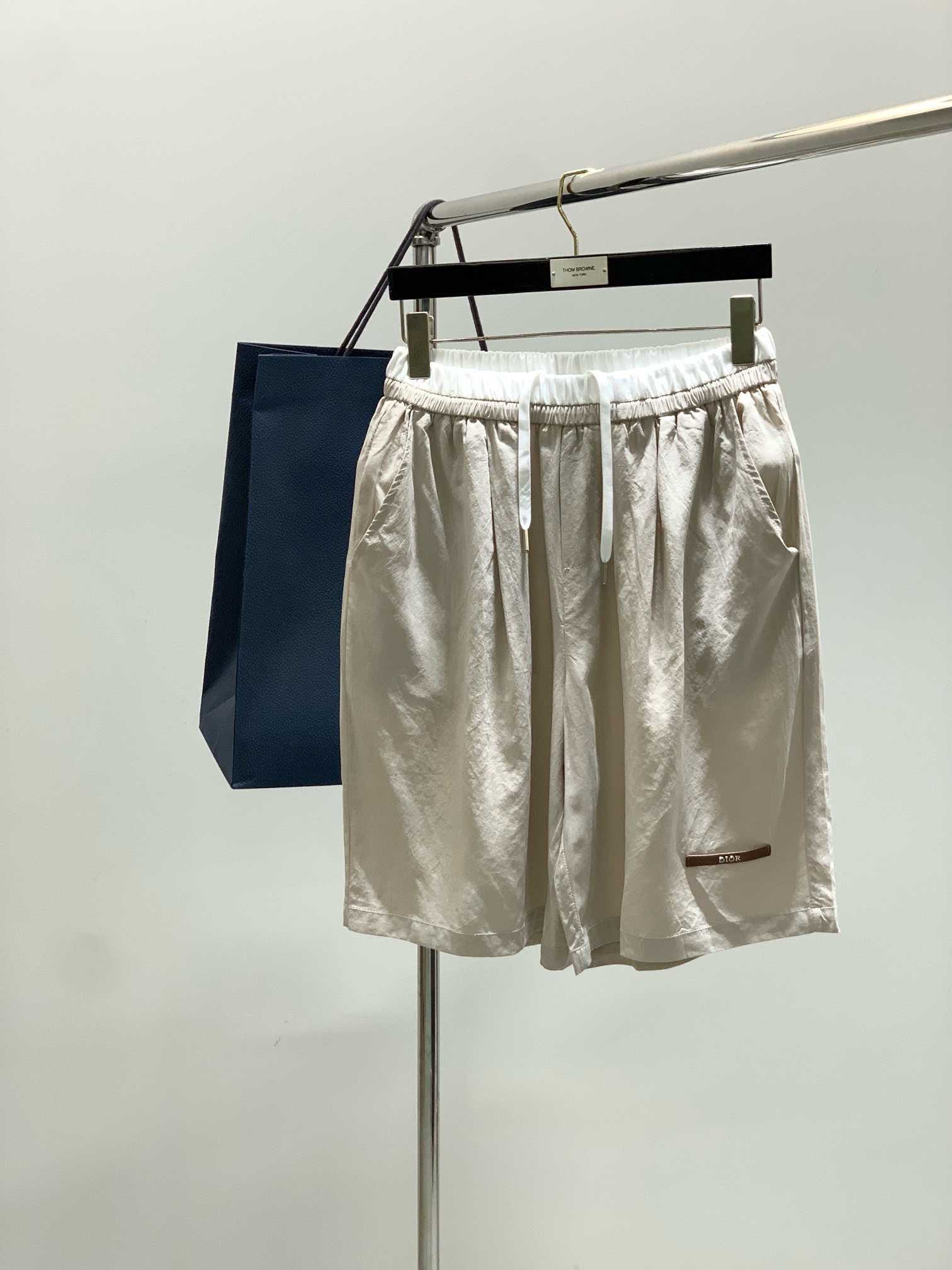 NO:469844,Clothes, shorts, Dior, new summer products, available at the same time for counters, simple and fashionable casual short-sleeved suits, original imported fabrics, comfortable and breathable, top-grade printing craft letter pattern logo, extremely high-end, unique design, fashionable and handsome on the upper body!  Code number M-3XL, dior, dior, shorts, T-shirt, alexander wang19860909衣服,短裤,Dior 迪奥, 夏季新品,专柜同步有售,简约时尚休闲短袖套装,原版进口面料,舒适透气,顶级印花工艺字母图案logo,档次极高,独特设计,上身时尚帅气！码数M-3XL,,dior,dior,shorts,T-shirt,alexander wang,Men's clothing