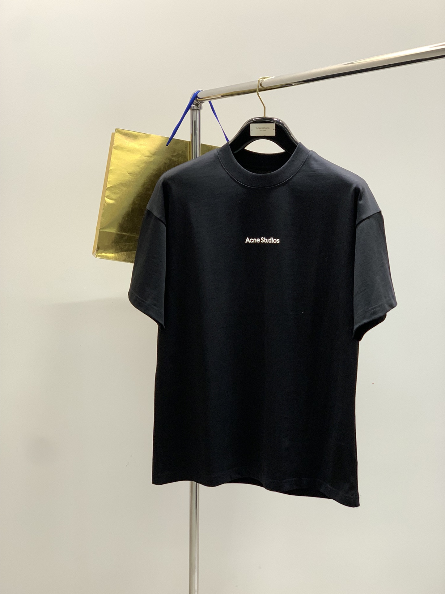 NO:471998,,Acne Studios Swedish fashion brand, the latest 2025 summer style, fashionable and casual round neck short-sleeved T-shirt, official website counter is available simultaneously, original single ruthless goods, imported original fabric, top-level printing craft letter pattern logo, original hardware and auxiliary materials decoration, highlighting the personality of young people, soft and delicate touch, upper body fashion trend, three standards, 2 colors recommendation, code number M-3XL,,acne studios,dior, T-shirt,tees, t-shirt,alexander wang19860909,Acne Studios 瑞典时尚品牌,2025夏季最新款,时尚休闲圆领短袖T恤,官网专柜同步有售,原单狠货,进口原版面料,顶级印花工艺字母图案logo,原版五金辅料装饰,彰显着年轻人的个性,手感柔软细腻,上身时尚潮流,三标齐全,2色推荐,码数M-3XL,,acne studios,dior,T-shirt,tees，t-shirt,alexander wang,Men's clothing