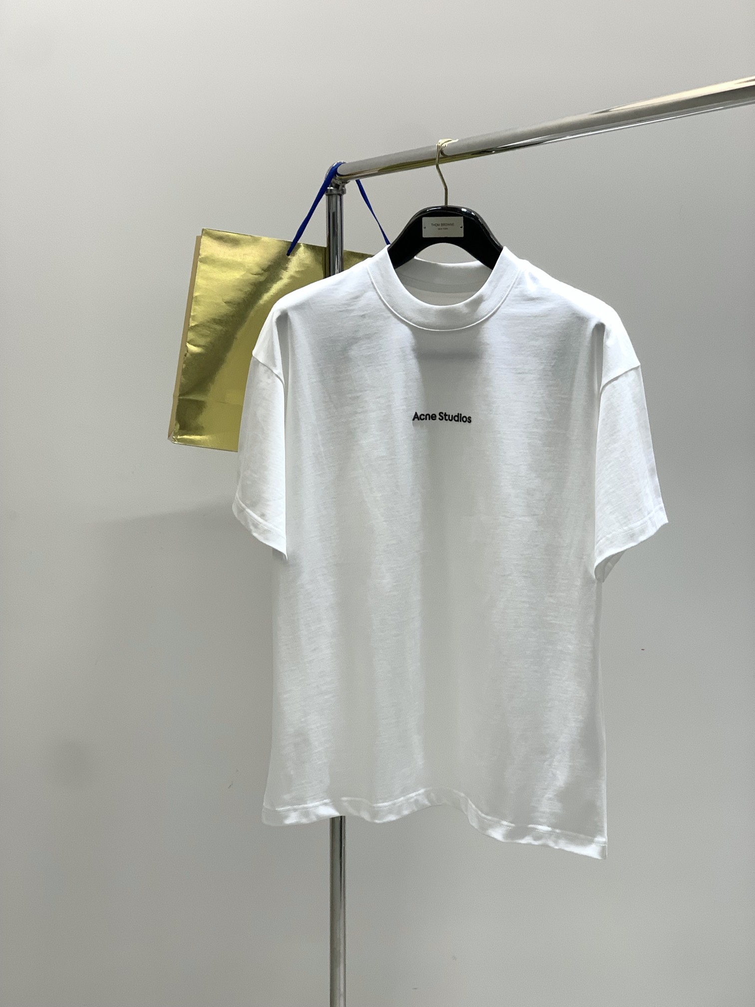 NO:469835,,Acne Studios Swedish fashion brand, the latest summer style, fashionable and casual round neck short-sleeved T-shirt, official website counter is available simultaneously, original single ruthless goods, imported original fabric, top-grade printing craft letter pattern logo, original hardware and auxiliary decoration, highlighting the personality of young people, soft and delicate touch, upper body fashion trend, three standards, 2 colors recommendation, code number M-3XL,,acne studios,dior, T-shirt,tees, t-shirt,alexander wang19860909,Acne Studios 瑞典时尚品牌,夏季最新款,时尚休闲圆领短袖T恤,官网专柜同步有售,原单狠货,进口原版面料,顶级印花工艺字母图案logo,原版五金辅料装饰,彰显着年轻人的个性,手感柔软细腻,上身时尚潮流,三标齐全,2色推荐,码数M-3XL,,acne studios,dior,T-shirt,tees，t-shirt,alexander wang,Men's clothing