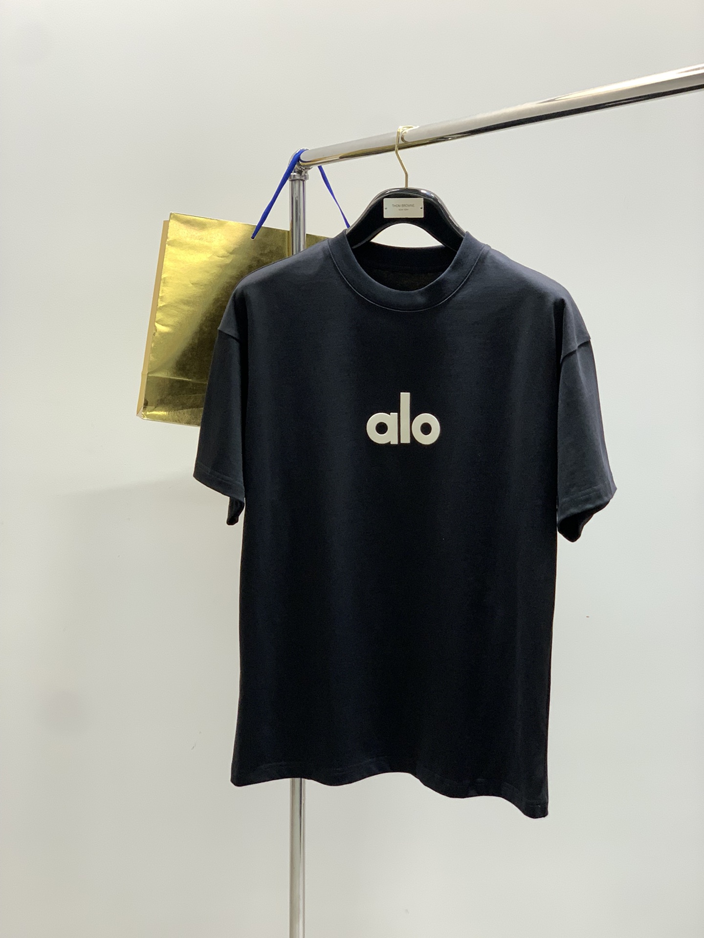 NO:469787,,alo Alo, the latest summer model, available at the counter at the same time, original single ruthless product, fashionable and casual round neck short-sleeved T-shirt, very distinctive on the upper body!  Eye-catching and highlighted, imported original fabric, top-level printing craft letter pattern decorative logo, simple but not lacking in fashion, classic and atmospheric, comfortable and breathable, handsome and stylish on the upper body, 2 colors recommended, code number M-3XL, T-shirt,tees, t-shirt,alexander wang19860909,alo 阿洛,夏季最新款,专柜同步有售,原单狠货,时尚休闲圆领短袖T恤,上身很有特点！吸睛而有亮点,进口原版面料,顶级印花工艺字母图案装饰Logo,简单而不失时尚,经典大气,舒适透气,上身帅气有型,2色推荐,码数M-3XL,,T-shirt,tees，t-shirt,alexander wang,Men's clothing