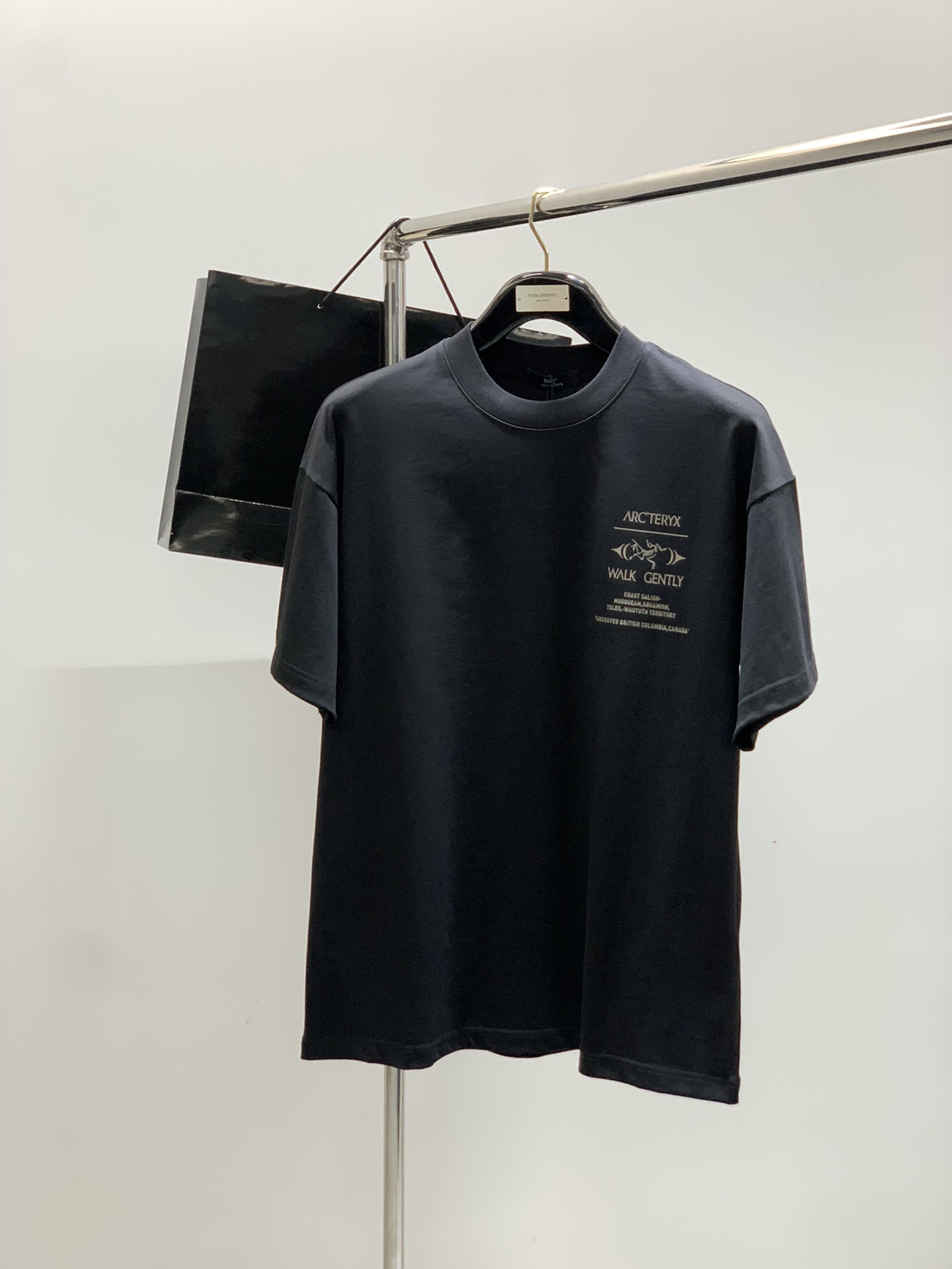 NO:469810,,ARCTERYX Archaeopteryx, new summer AW products, fashionable and casual round neck short-sleeved T-shirts, available at the same time for counters, original singles, imported original fabrics, extremely complex craftsmanship, fairly elegant and fashionable visuals, noble and elegant, from main fabric to detailed craftsmanship, showing the ingenuity of fashion, 2 colors recommendations, codes M-3XL, arc'teryx, T-shirt,tees, t-shirt, alexander wang19860909,ARCTERYX 始祖鸟,夏季AW新品,时尚休闲圆领短袖T恤,专柜同步有售,原单狠货,进口原版面料,工艺极度复杂,视觉相当雅致时髦,高贵而优雅,从主体面料到细节工艺,彰显时装的匠心所在,2色推荐,码数M-3XL,arc'teryx,T-shirt,tees，t-shirt,alexander wang,Men's clothing