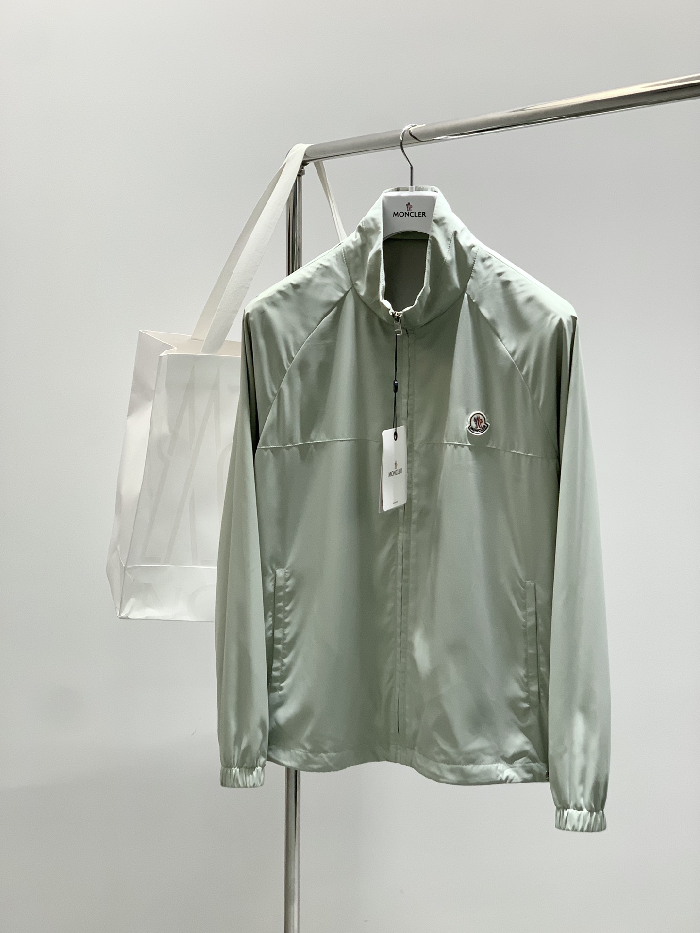 NO:469828,,Moncler cover, the latest autumn product, available at the same time for counters, original singles, fashionable casual jackets, comfortable upper body!  Eye-catching and highlighted, using imported original fabric, top-grade embroidery printing craft letter pattern logo, original hardware and accessories decoration, simple but not lacking in fashion, fashionable and handsome upper body, 2 colors recommendation, code number M-4Xl, Moncler, jackets & coats, jackets & coats, alexander wang19860909,Moncler 蒙口,秋季最新品,专柜同步有售,原单狠货,时尚休闲夹克外套,上身舒适！吸睛而有亮点,采用进口原版面料,顶级刺绣印花工艺字母图案logo,原版五金辅料装饰,简单而不失时尚,上身时尚帅气,2色推荐,码数M-4Xl,,Moncler,jackets & coats,jackets & coats,alexander wang,Men's clothing