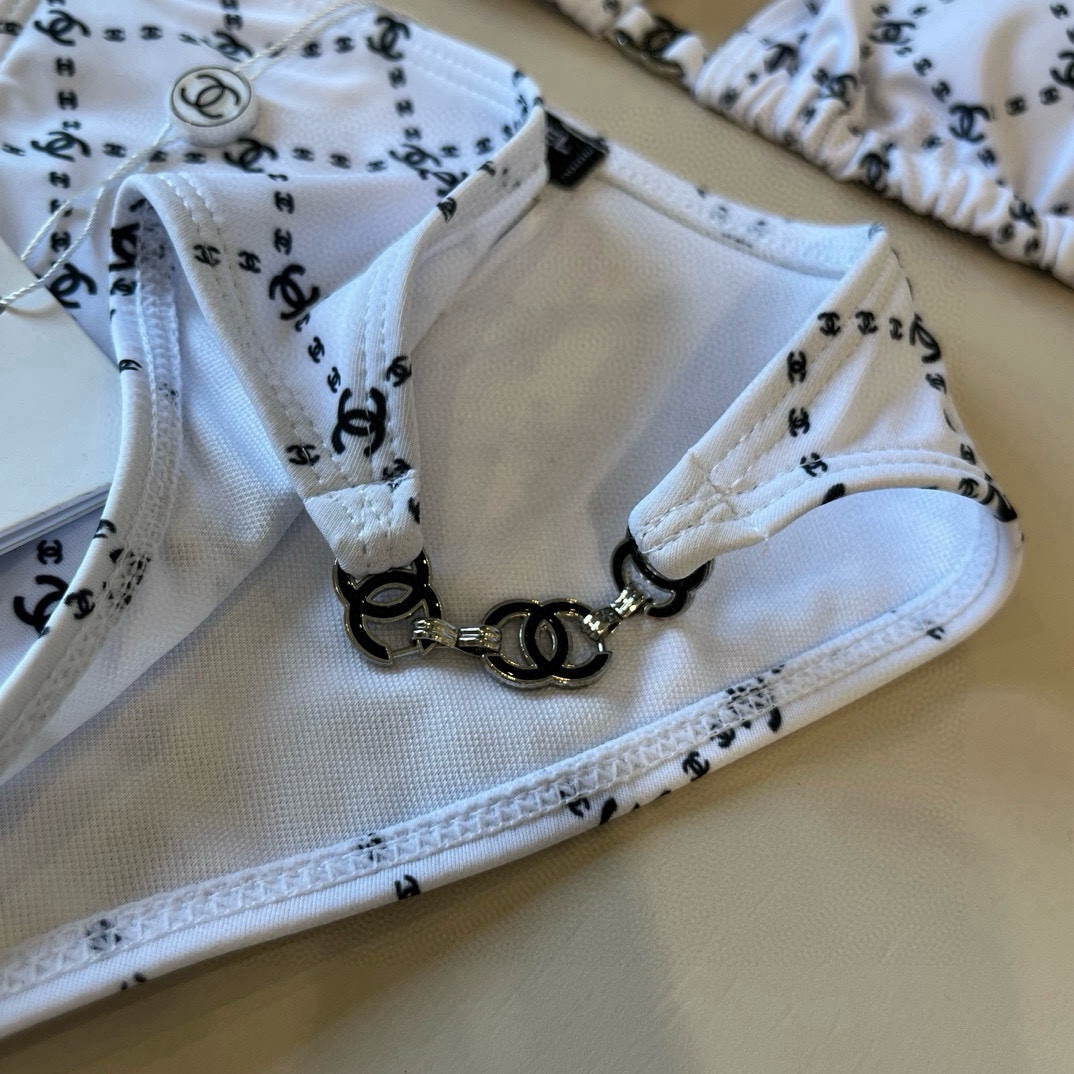  🆕
Chanel比基尼泳衣  😍🥰适合多种场景的游泳衣🏊‍♀️海边 游泳池 温泉 水上乐园 漂流都可以