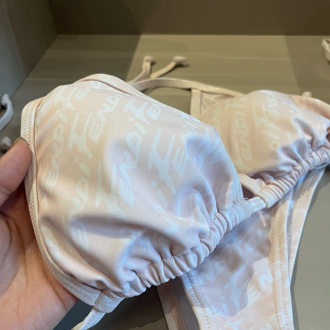  🆕
FD芬迪比基尼👙❤️😍🥰适合多种场景的游泳衣🏊‍♀️海边 游泳池 温泉 水上乐园 漂流都可以😌内搭